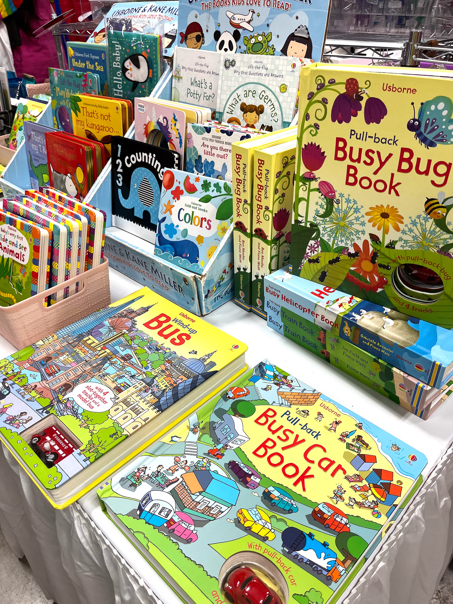 英語の絵本も豊富に揃うので、お土産にも最適