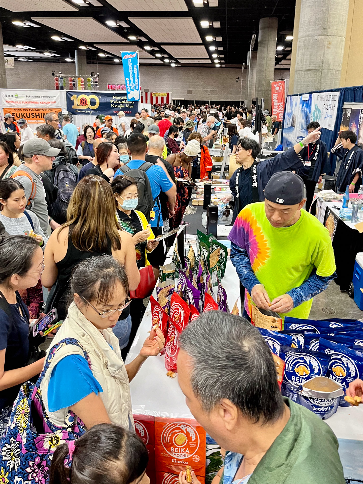 試食販売はローカルに大人気、飛ぶように売れる