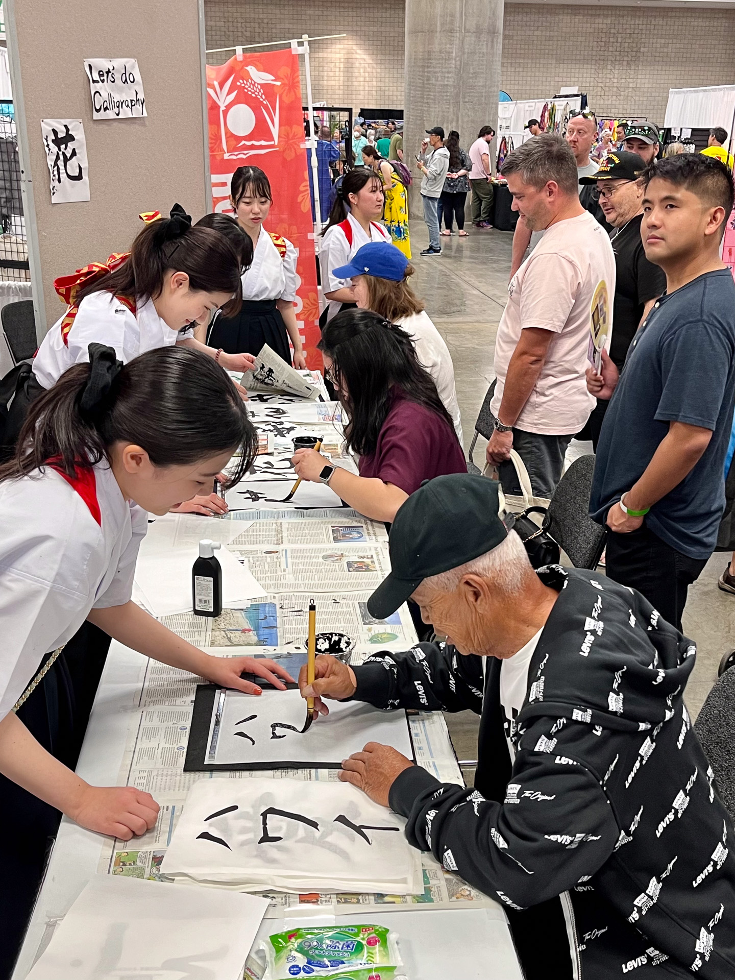 行列ができる習字体験。日本の文化に興味を持つハワイの人たち