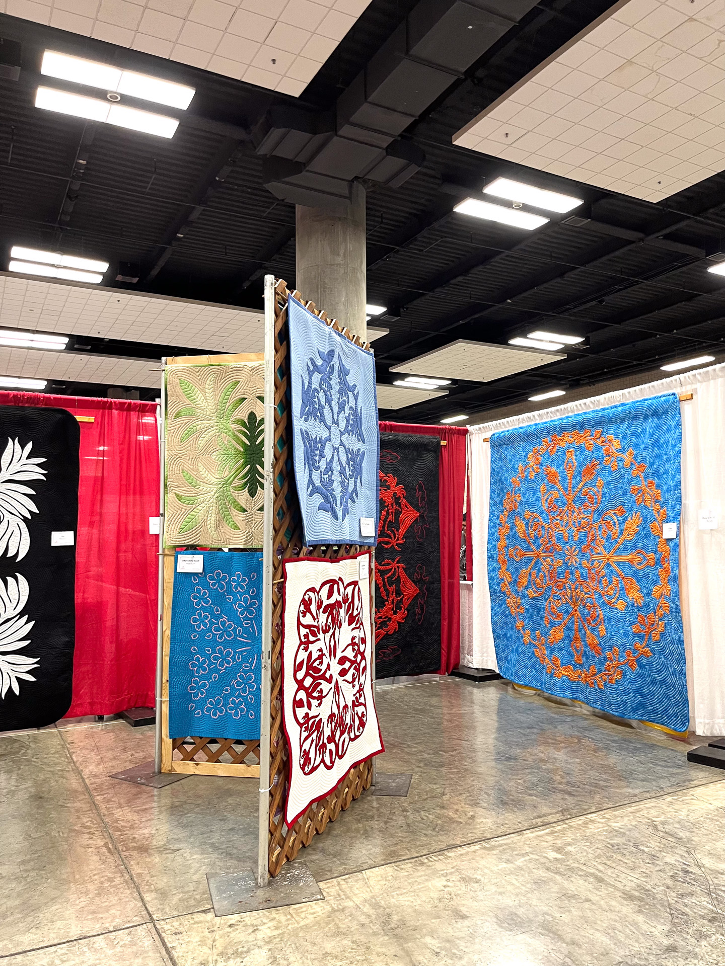 ハワイの伝統文化の一つ、ハワイアンキルトもたっぷり展示を楽しめる