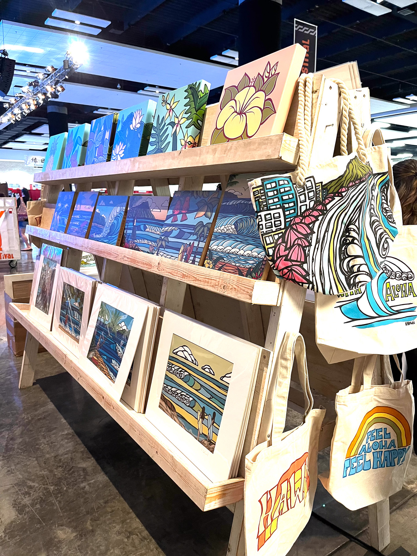 ハワイの自然やサーフカルチャーにインスパイアされた作品が並ぶヘザー・ブラウンのブース