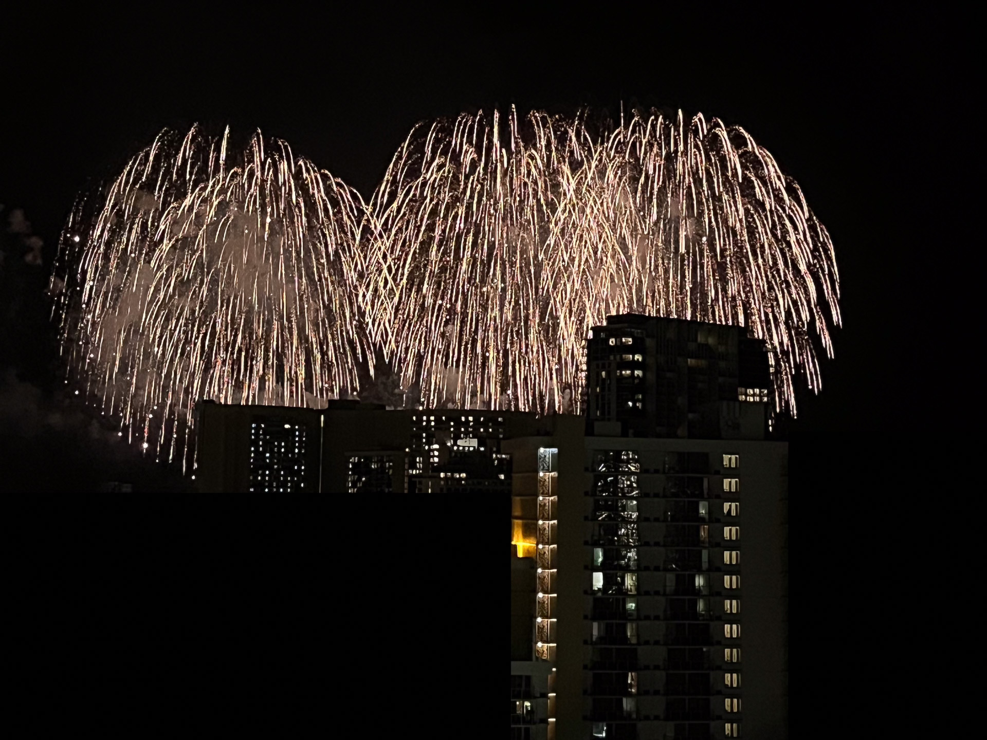 ワイキキビーチで打ち上げられる長岡花火。今年は20分間楽しめる