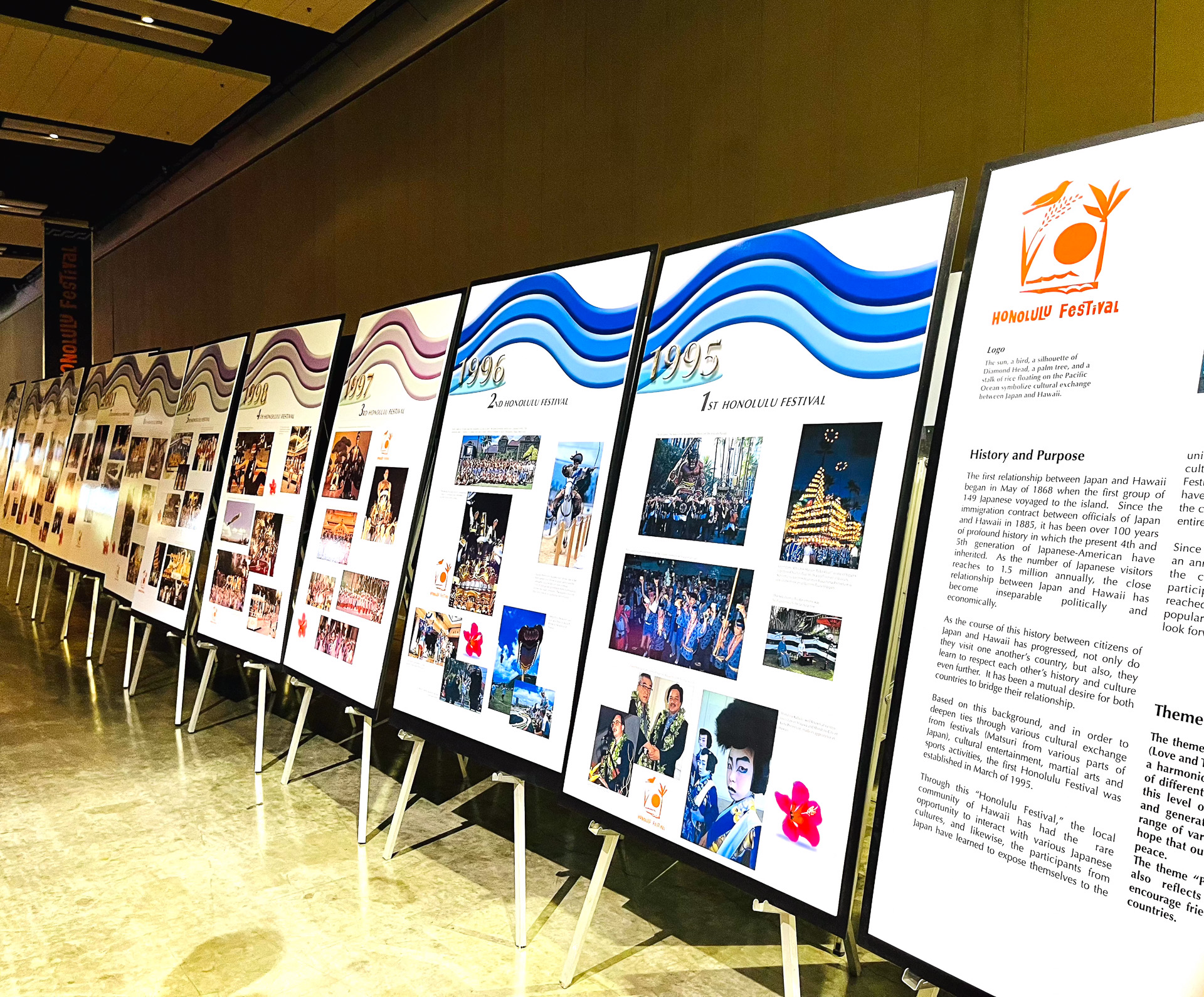 1995年から紡がれた歴史をパネルで見ることができる（※写真はいずれも過去のフェスティバルの様子）