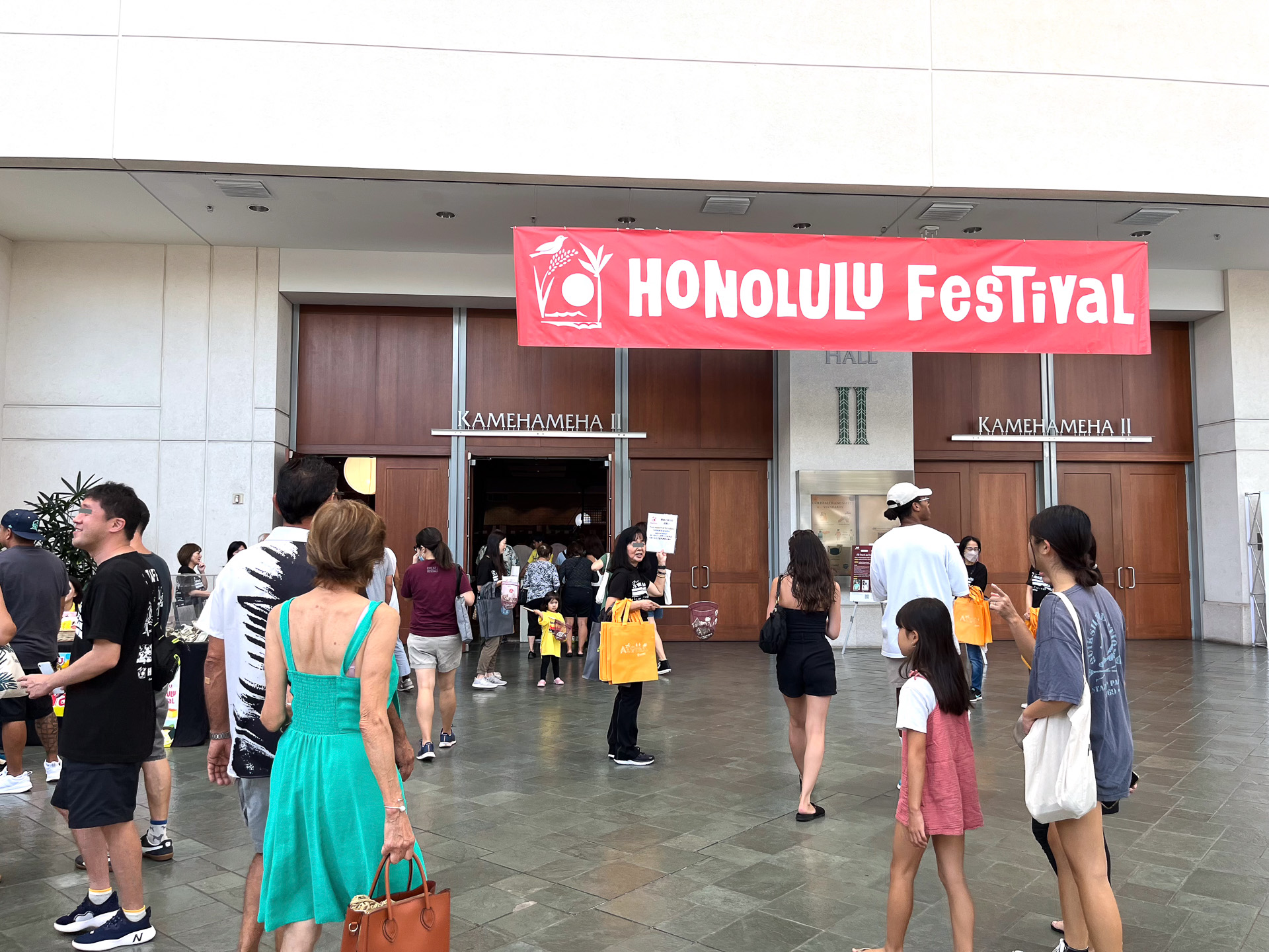 会場のコンベンションセンター1階入り口