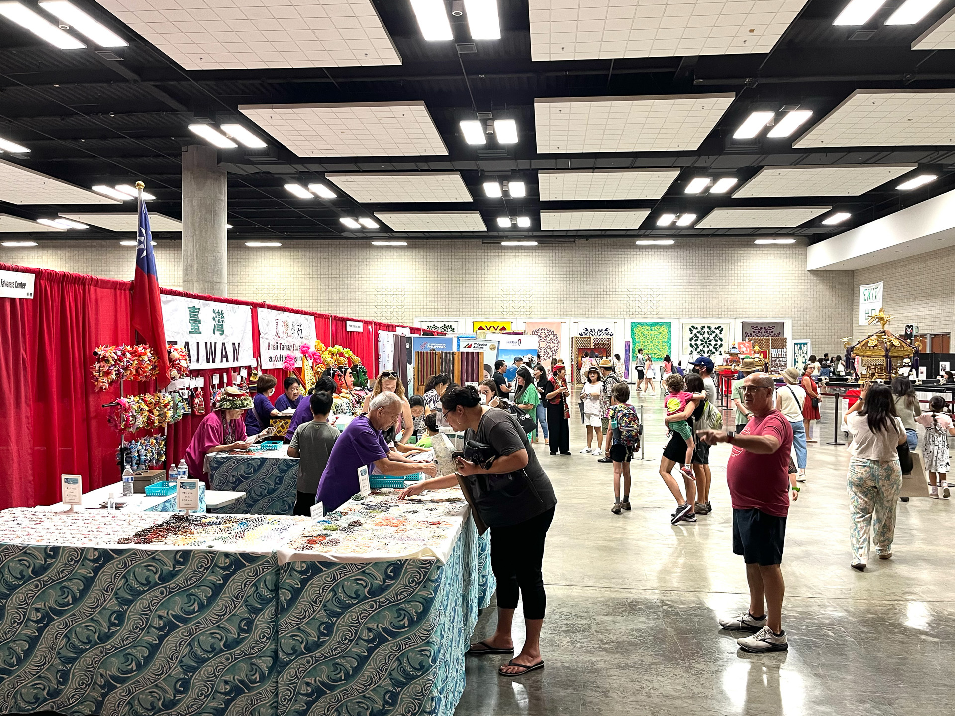 広い会場内には100を超えるブースが出店