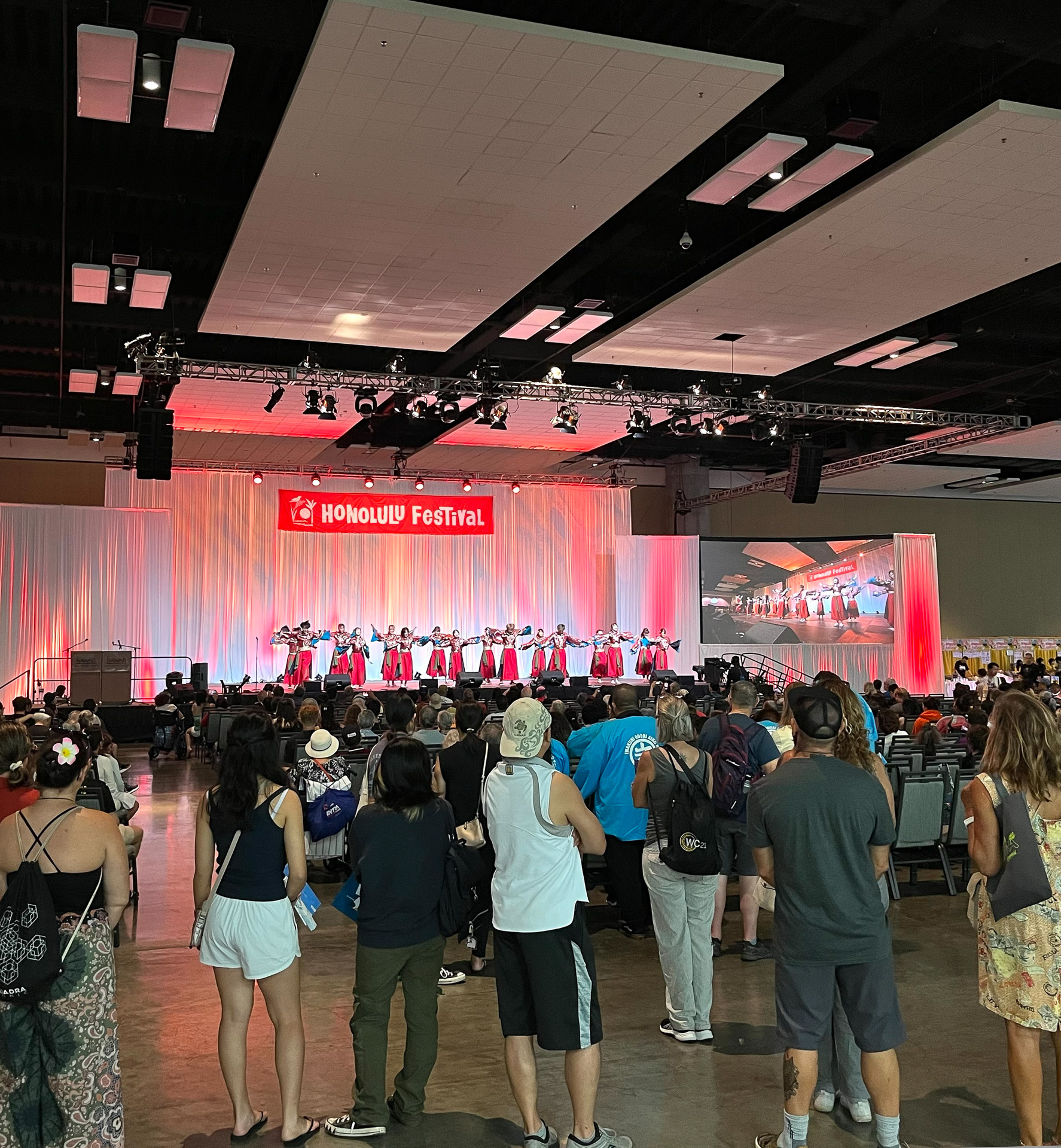 パフォーマンスに見入る人たち（ステージ前に着座席もあり）