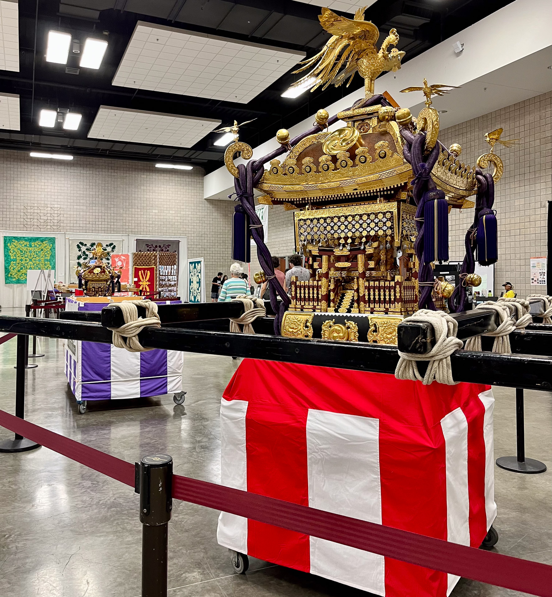 マウイの学生がデザインした神輿が会場に飾られている