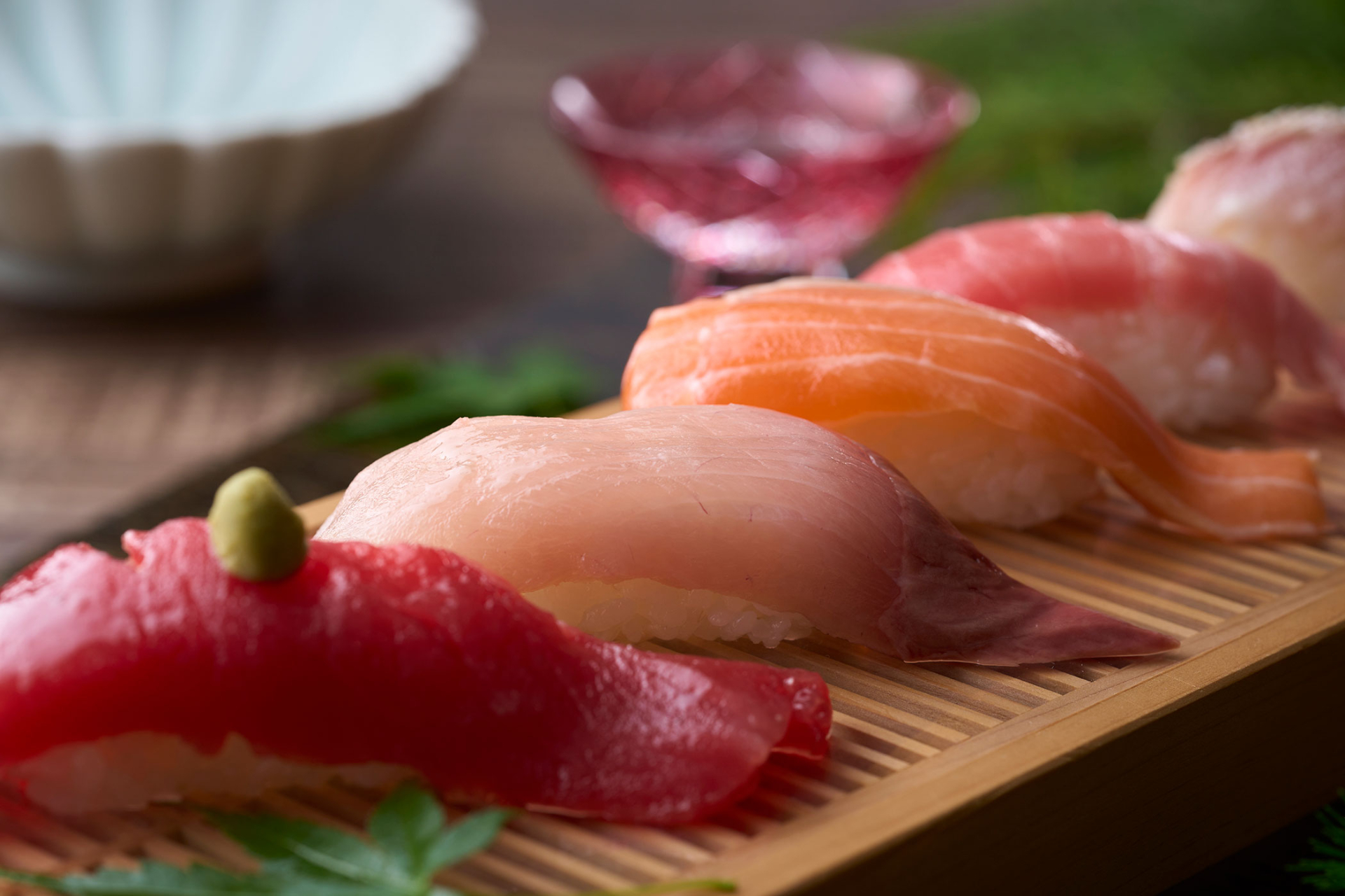 天然本まぐろの赤身や中トロなど、市場直送ネタを大ぶりで提供する握り寿司