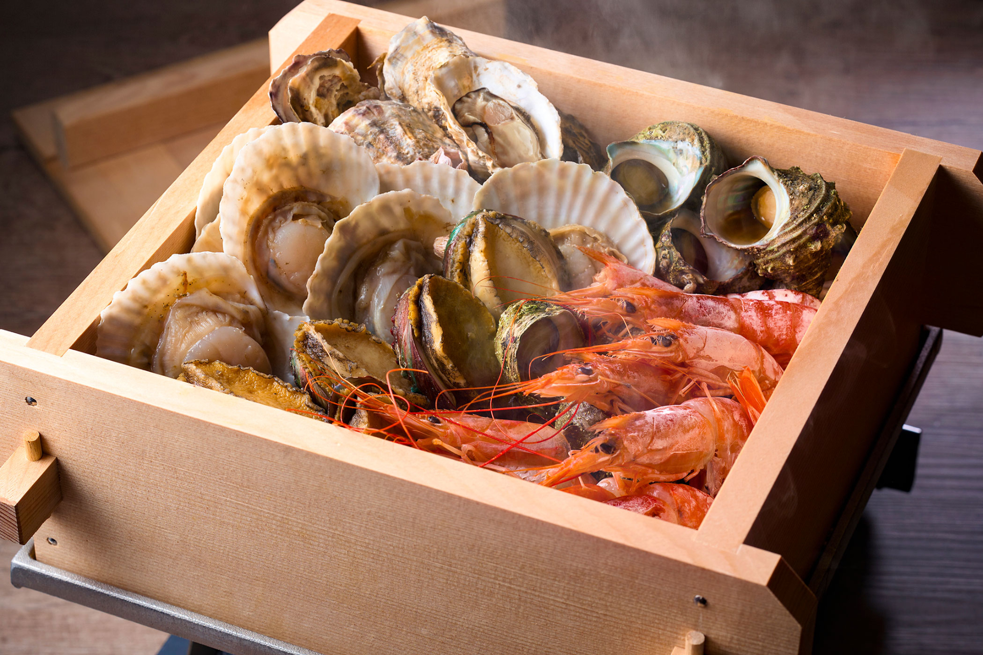 海鮮浜蒸しはホタテやアワビ、サザエ、牡蠣など。席で蒸したて熱々を味わえる