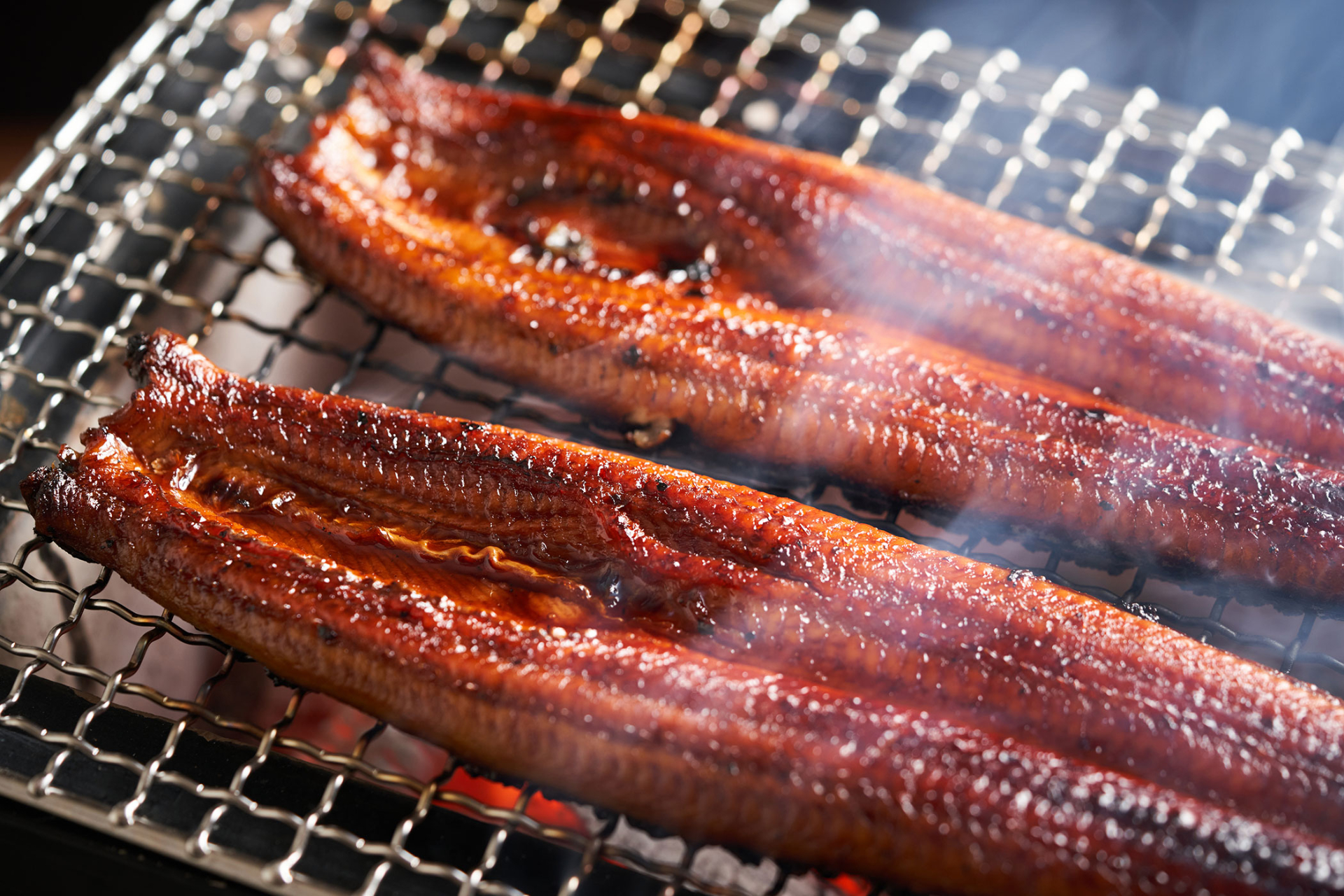 うなぎの蒲焼きはご飯に盛り付けるのはもちろん、お酒のアテにも