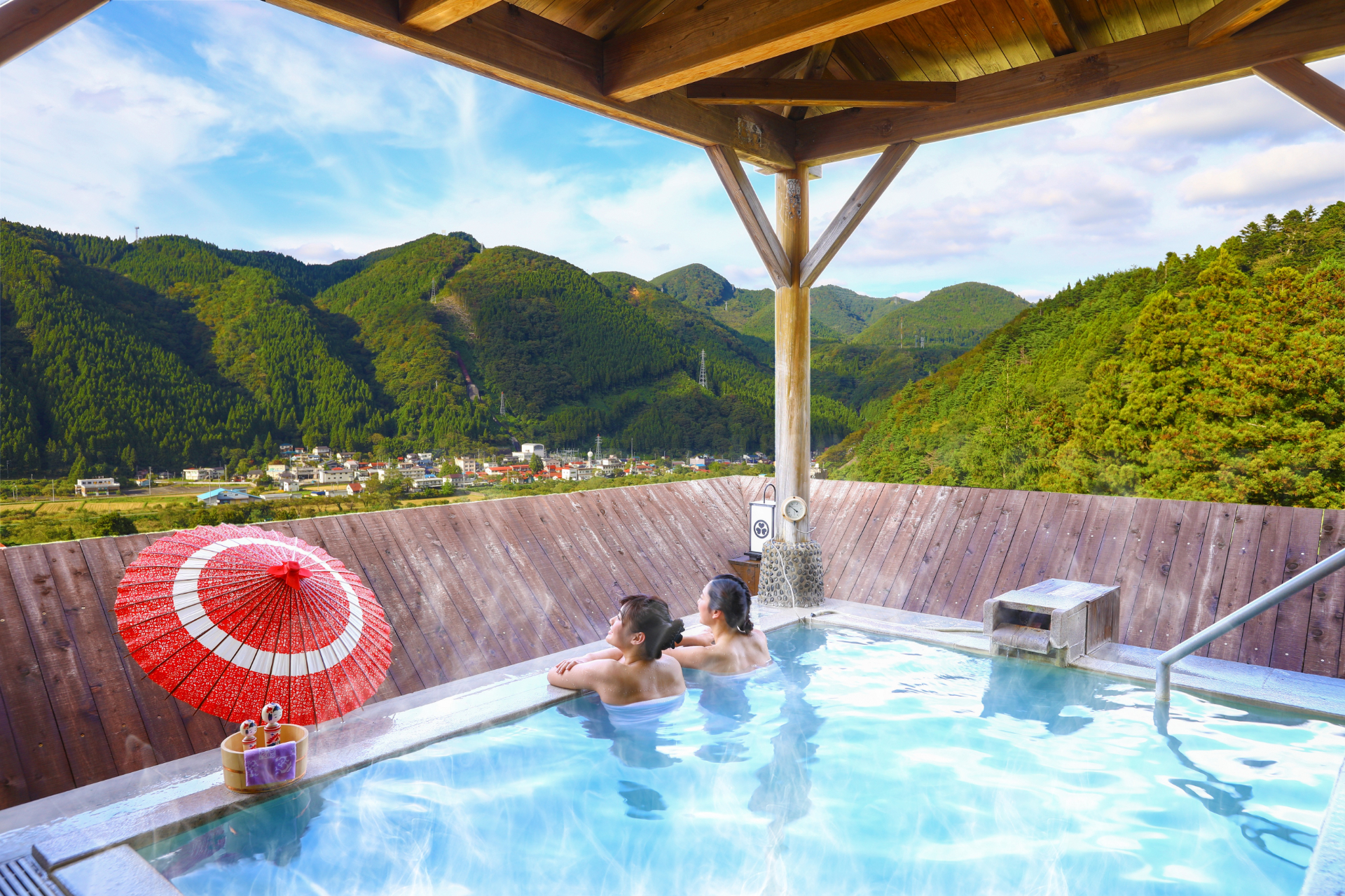 鳴子温泉に佇む「大江戸温泉物語 ますや」。広々とした大浴場と自然を一望する展望露天風呂が名物