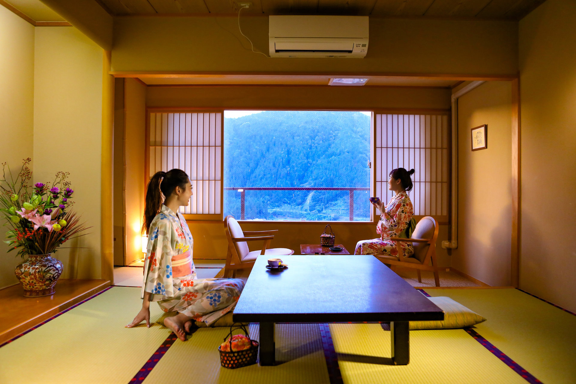 鳴子温泉に佇む「大江戸温泉物語 ますや」。広々とした大浴場と自然を一望する展望露天風呂が名物