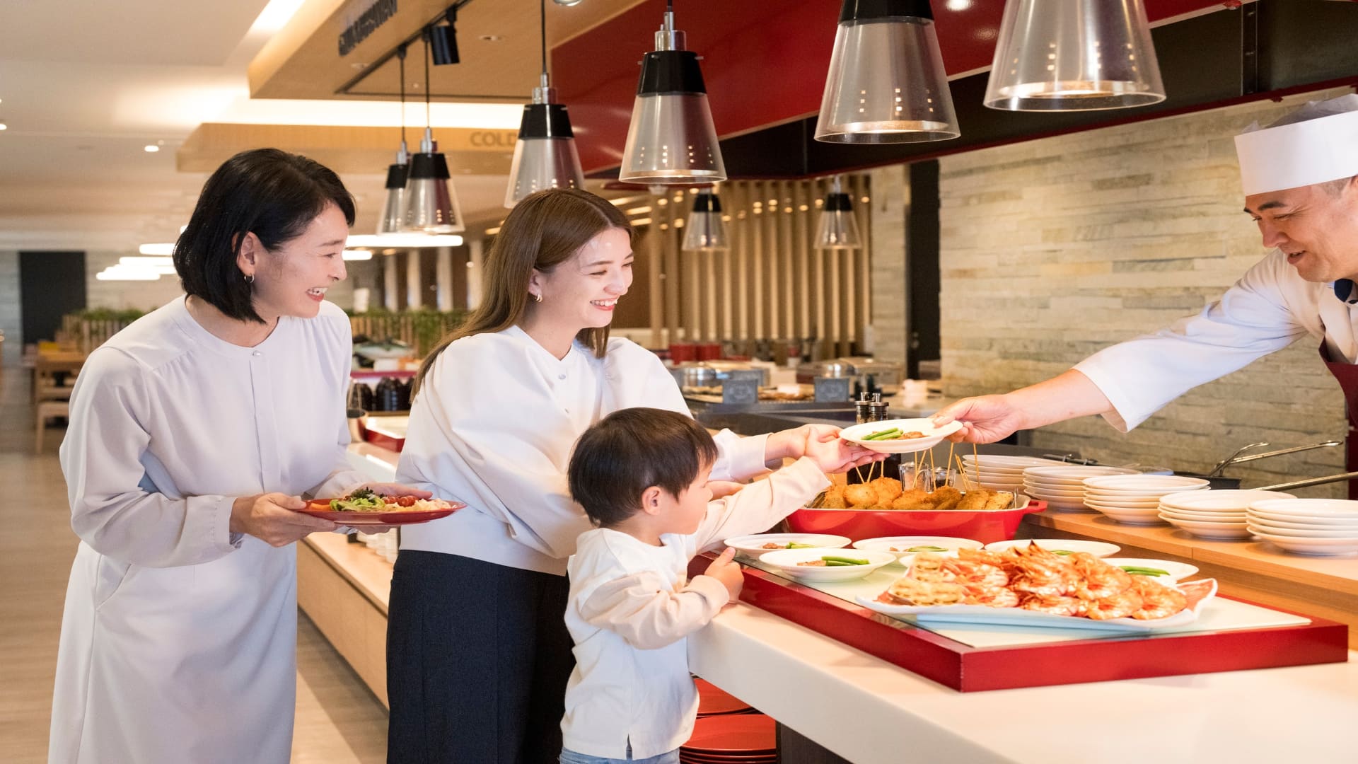 夕食ビュッフェは目の前で調理する牛肉の鉄板焼きや握り寿司などメニュー約90種類