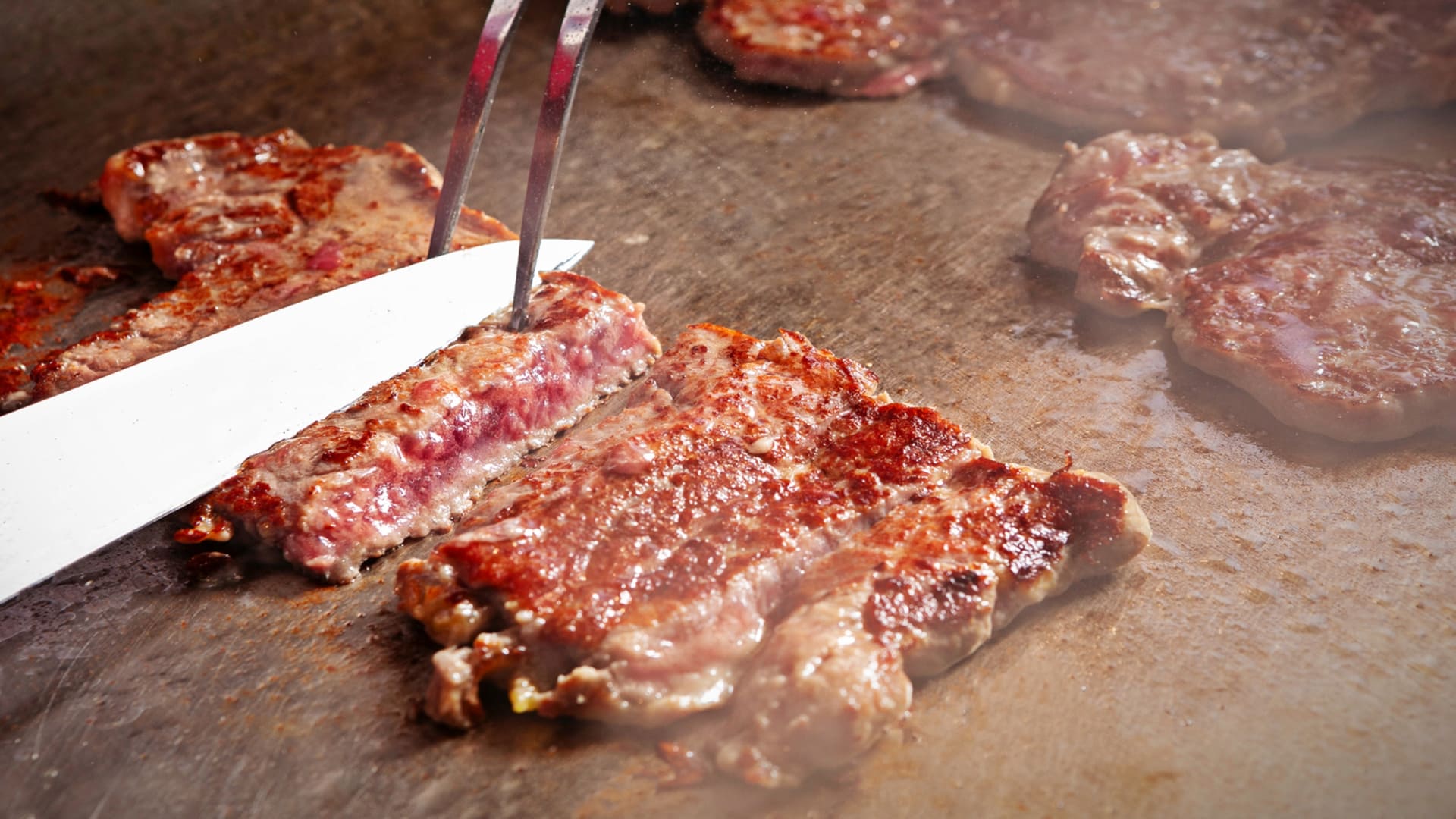 夕食ビュッフェは目の前で調理する牛肉の鉄板焼きや握り寿司などメニュー約90種類