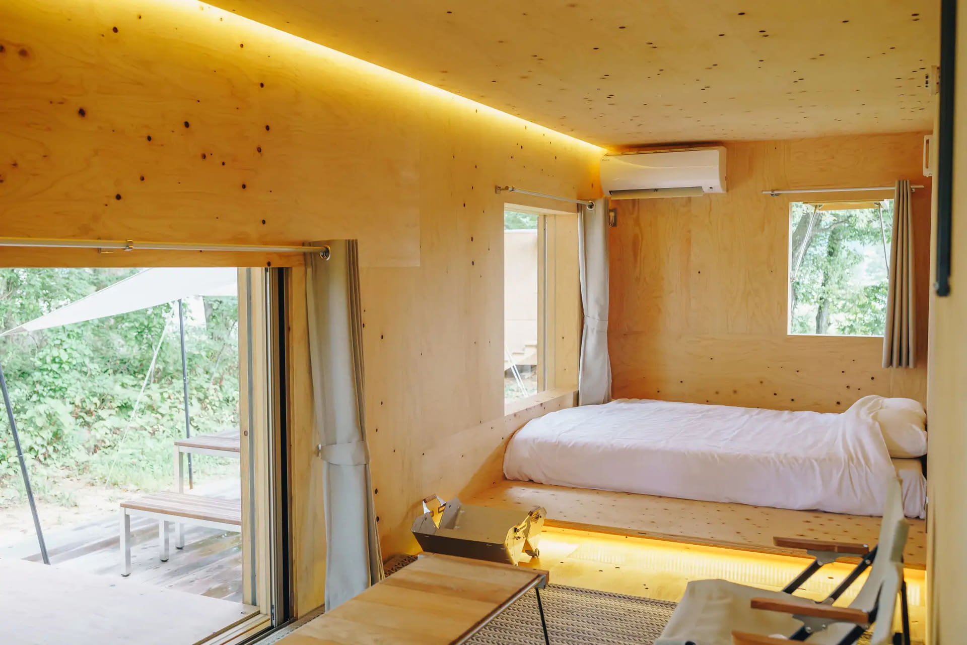 室内はエアコン・電源を完備