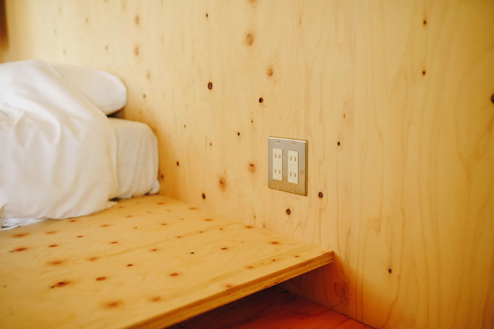 室内はエアコン・電源を完備