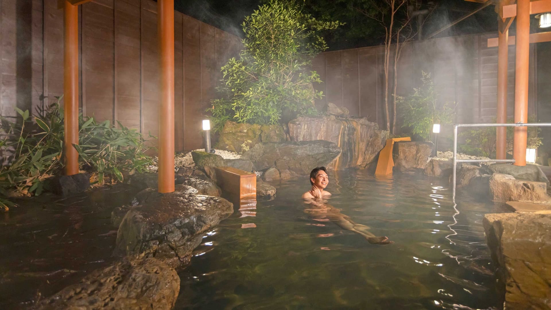 黄金の湯と白銀の湯、2種類の源泉が楽しめる大浴場。内風呂、露天風呂、半露天風呂がある