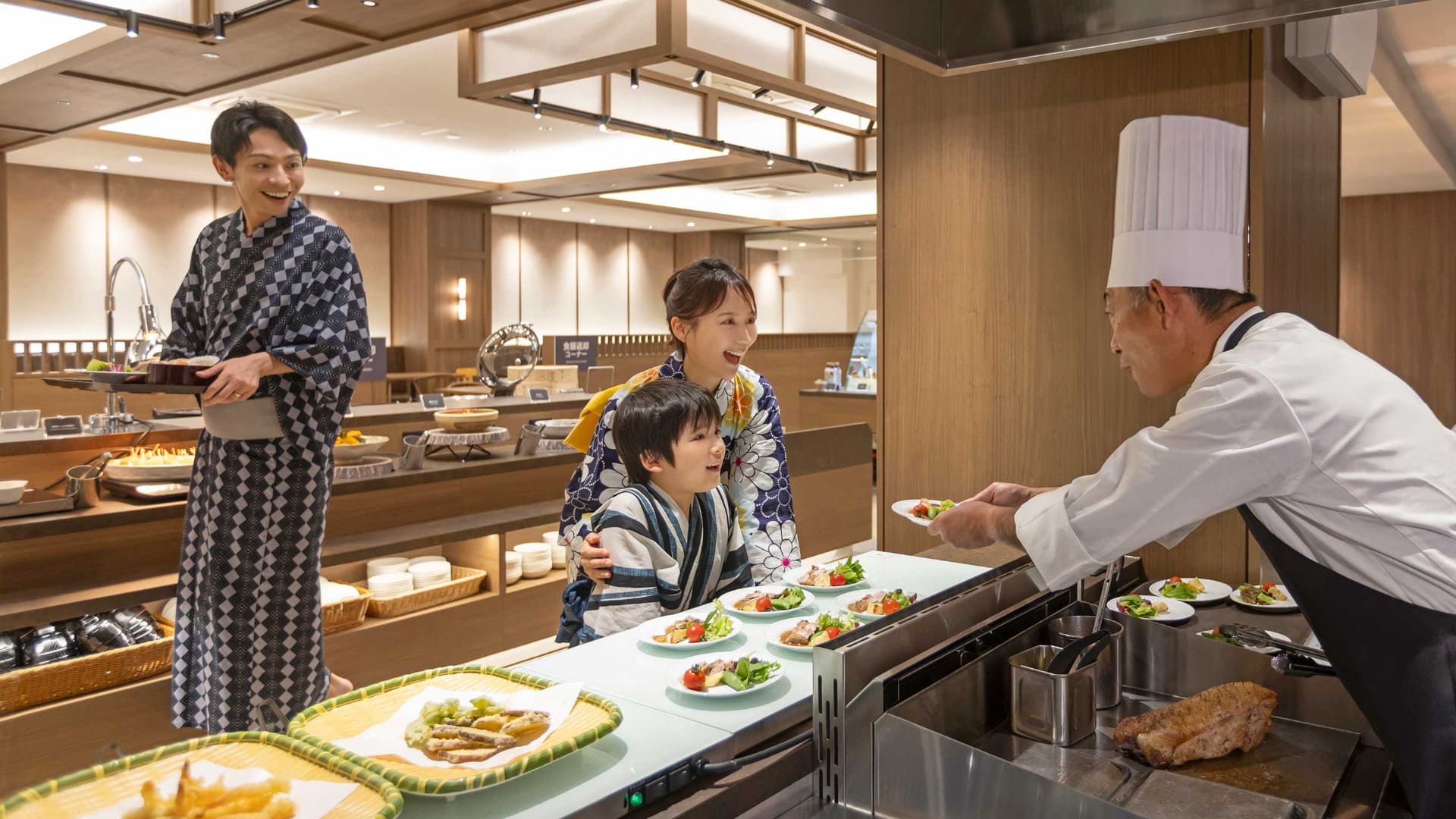 夕朝食は豪華バイキング。ライブキッチンで焼きたて・揚げたてを提供する