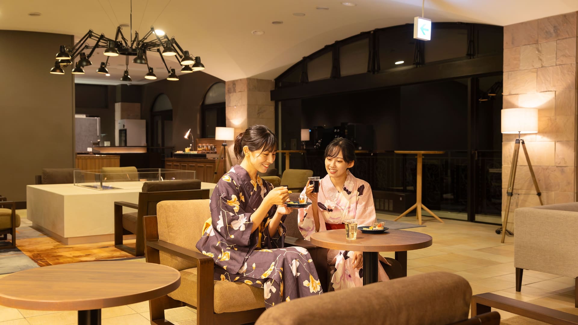 夜のラウンジでもアルコール含むドリンクが飲み放題。夜食も提供する