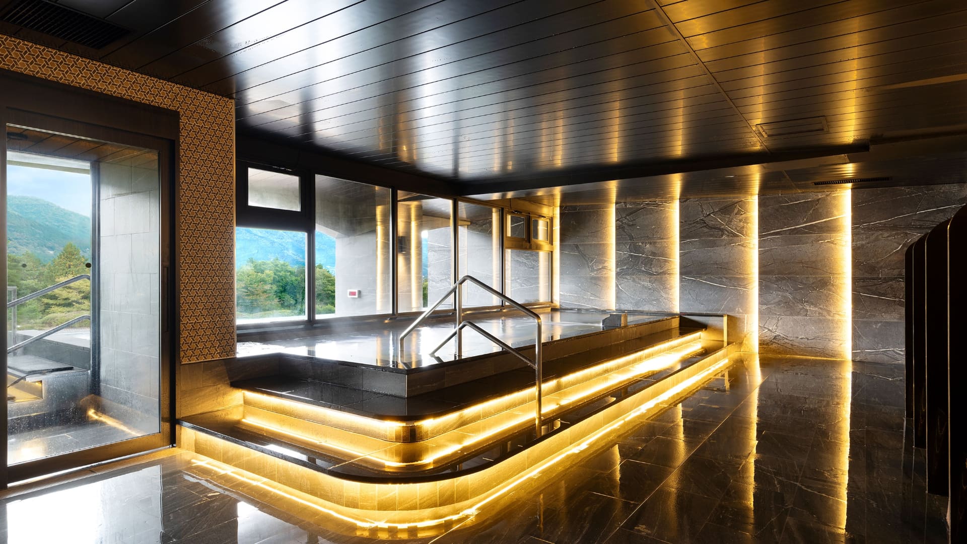 大浴場と露天風呂。サウナを併設し、各種アメニティーも完備している