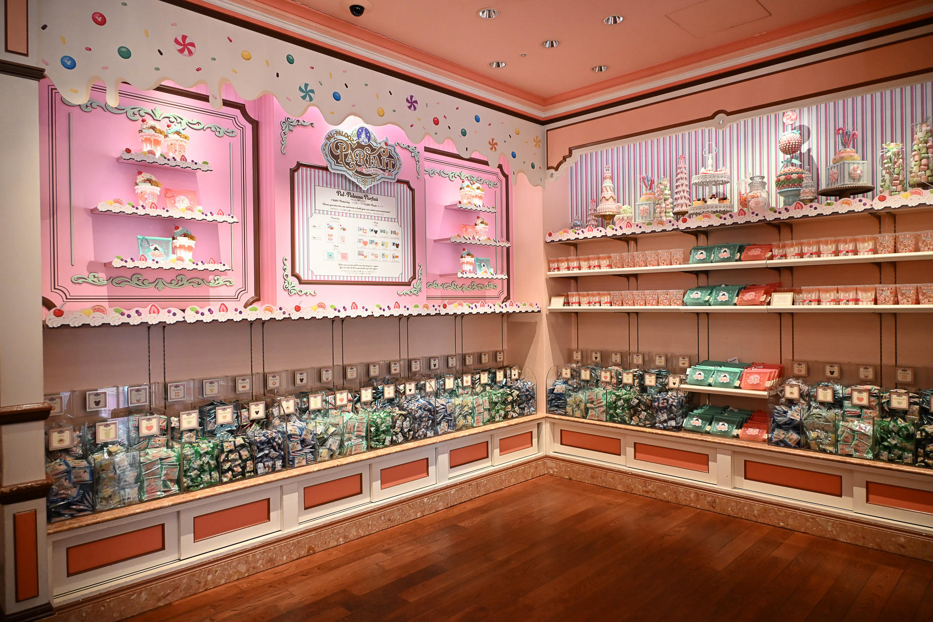 ケースにはお菓子がぎっしり！　まさに夢のよう！