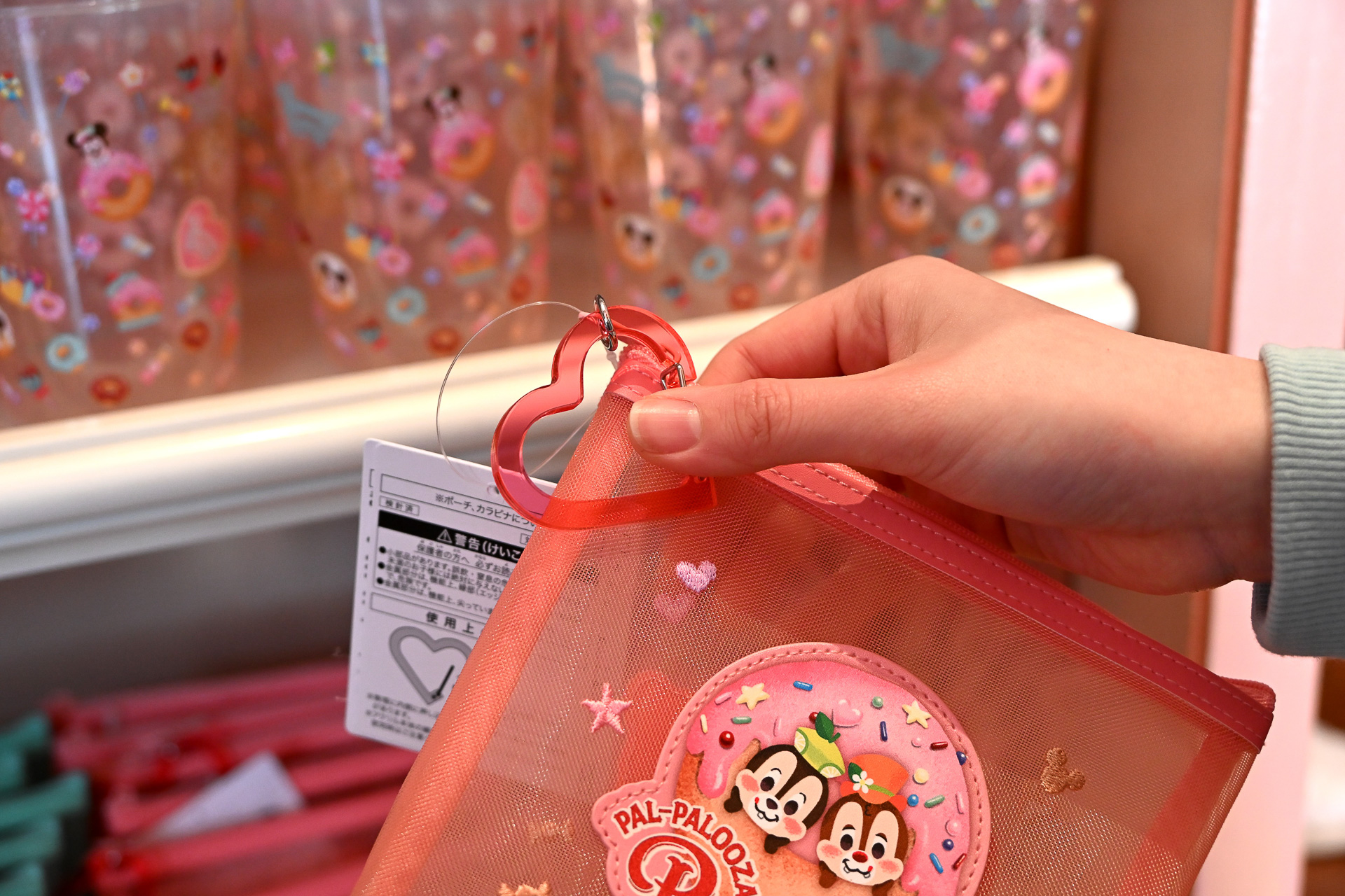 カラビナがポーチには付いている