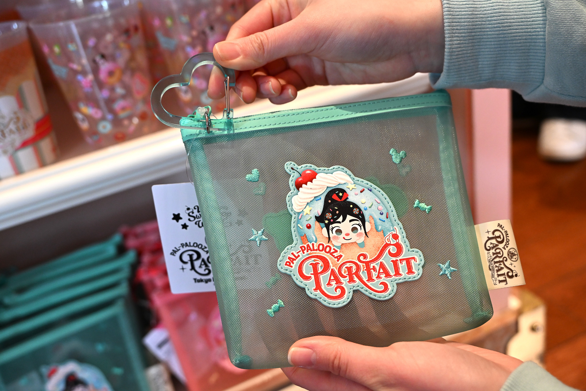 カラビナがポーチには付いている