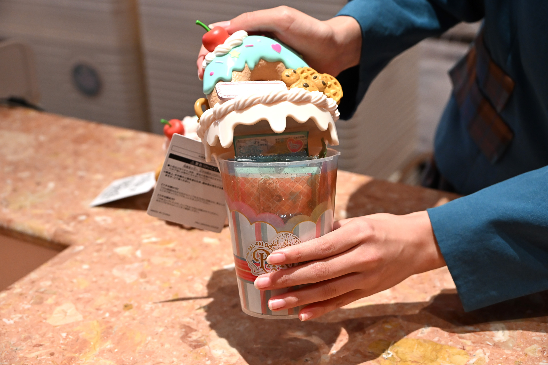 蓋をキャストが閉めてくれる