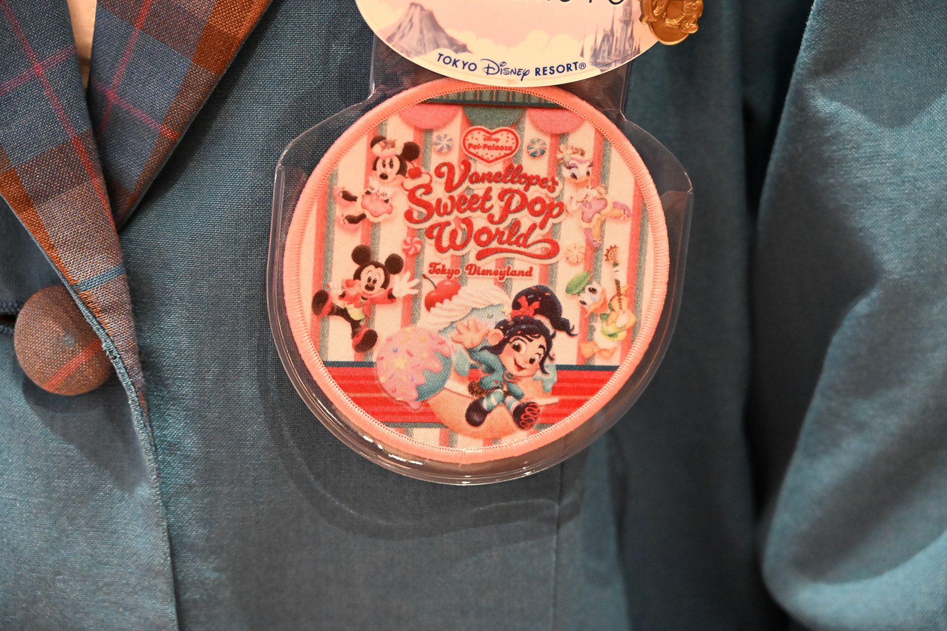 よく見るとネームタグにはイベントデザインのアクセサリーが！