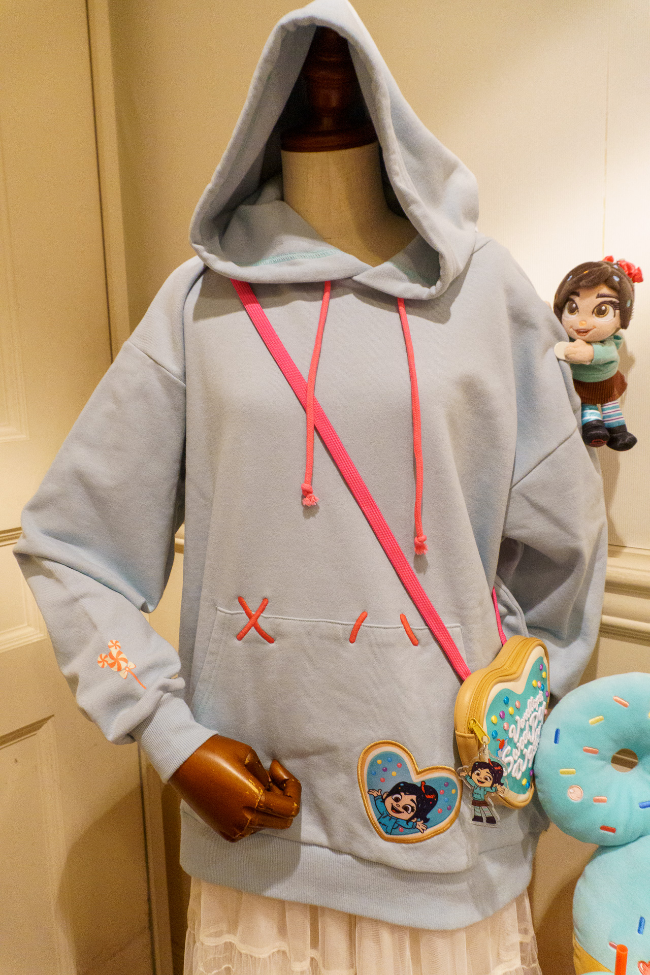 パーカー（6000円）、ネックポーチ（2800円）