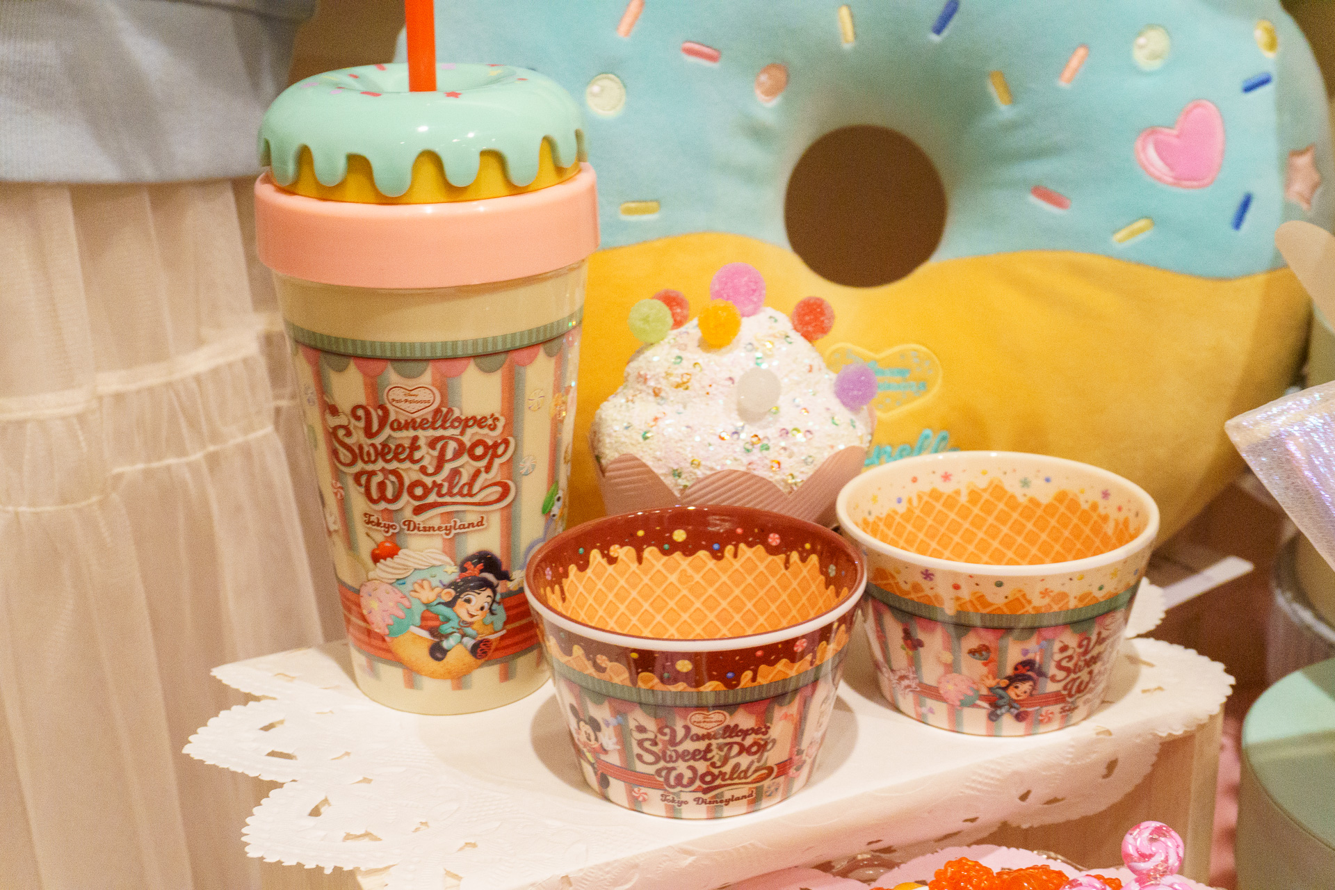 タンブラー（3000円）、カップセット（2800円）