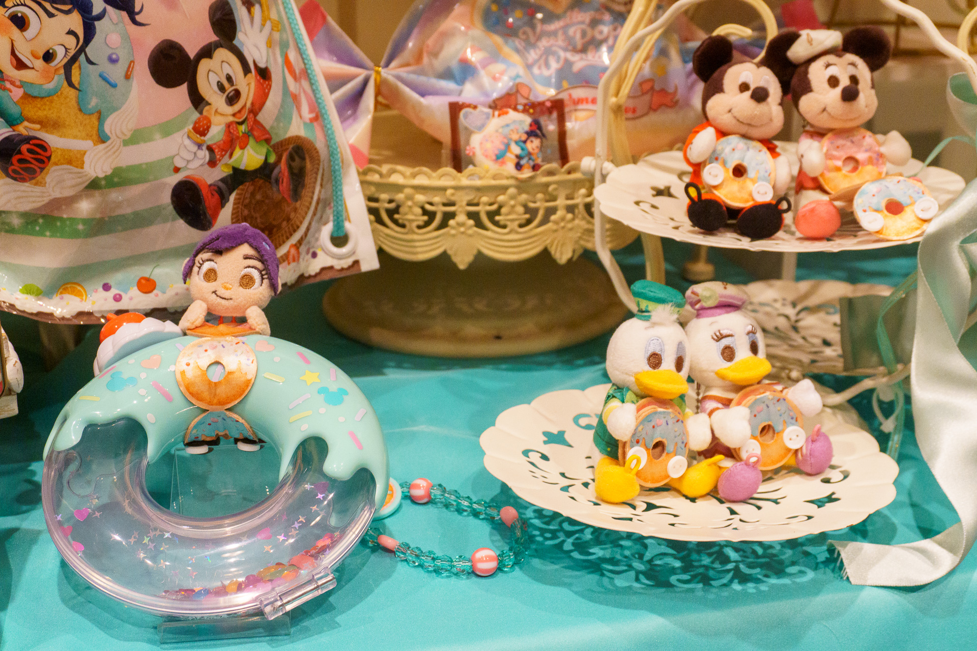 ぬいぐるみチャーム（単品1600円/セット8000円、全5種）、マシュマロ（700円）、スウィート・ドーナツリング（1800円）