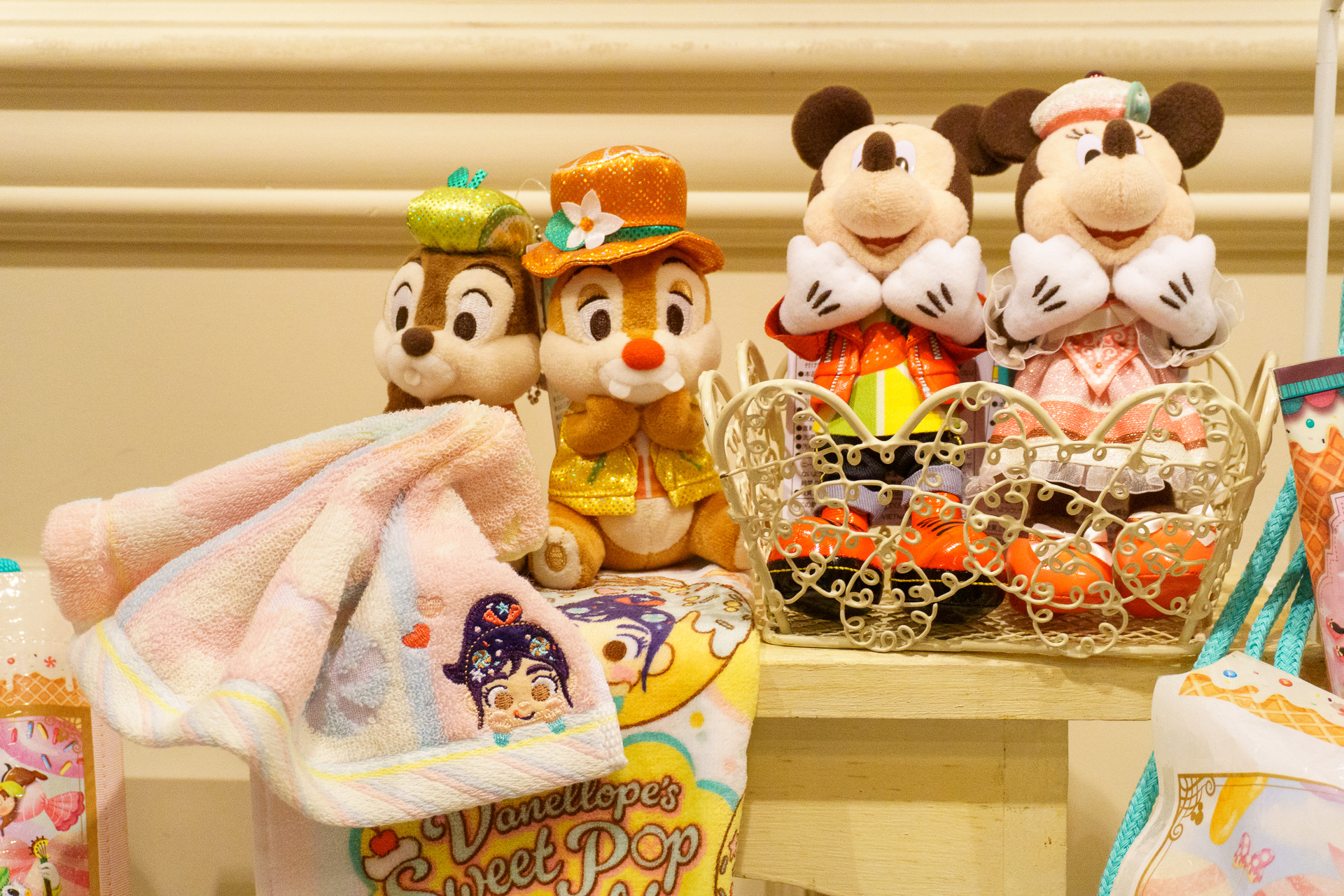 ミニタオルセット（2000円）、ぬいぐるみバッジ（各2800円、ミッキー・ミニー）、ぬいぐるみバッジセット（4200円、チップ＆デール）