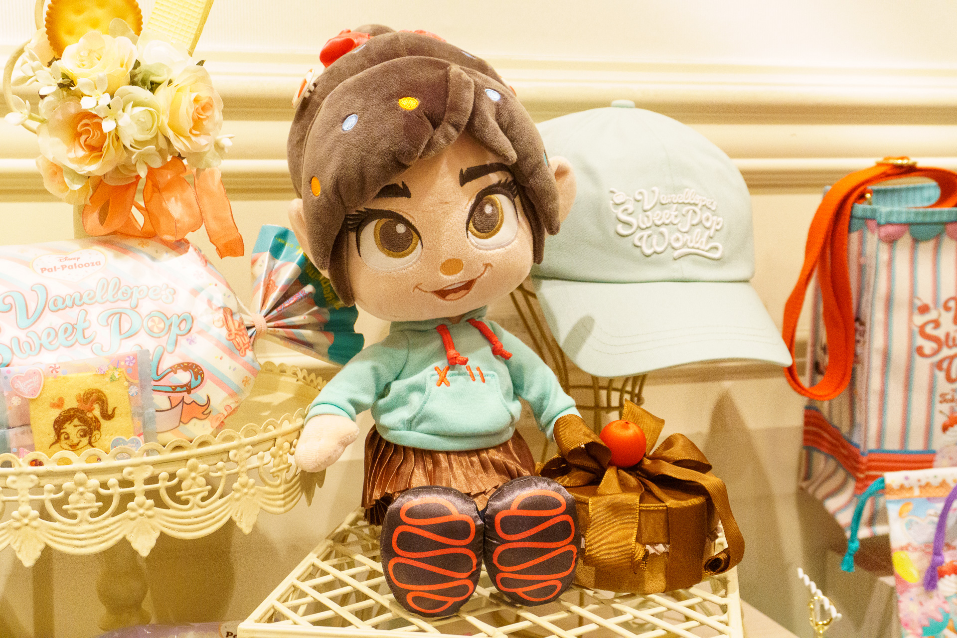 ぬいぐるみ（5500円）、キャップ（3200円）