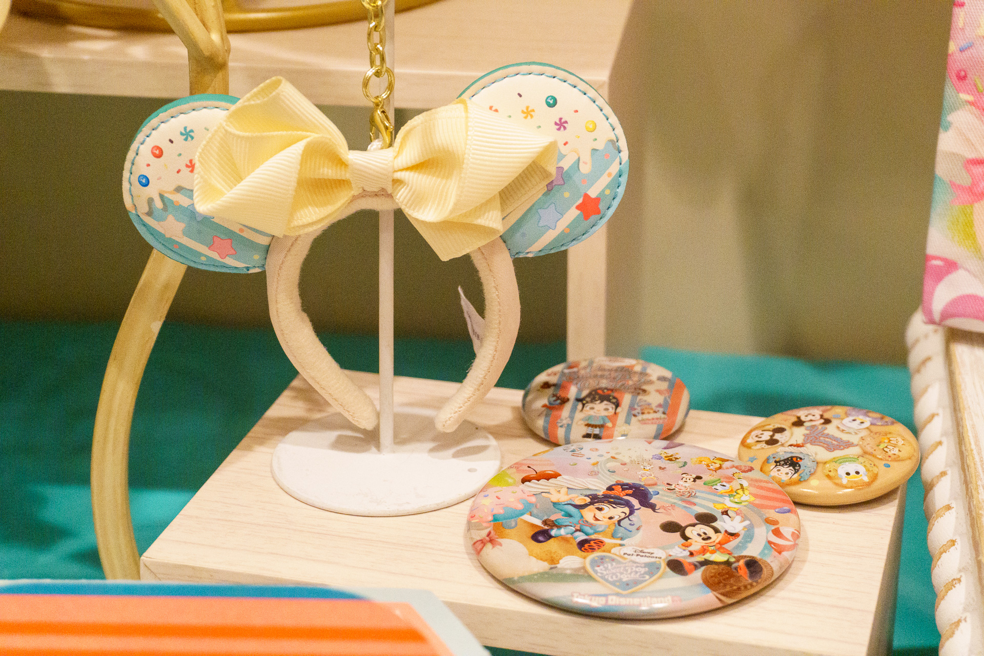 キーチェーン（1600円）、カンバッジセット（1300円）