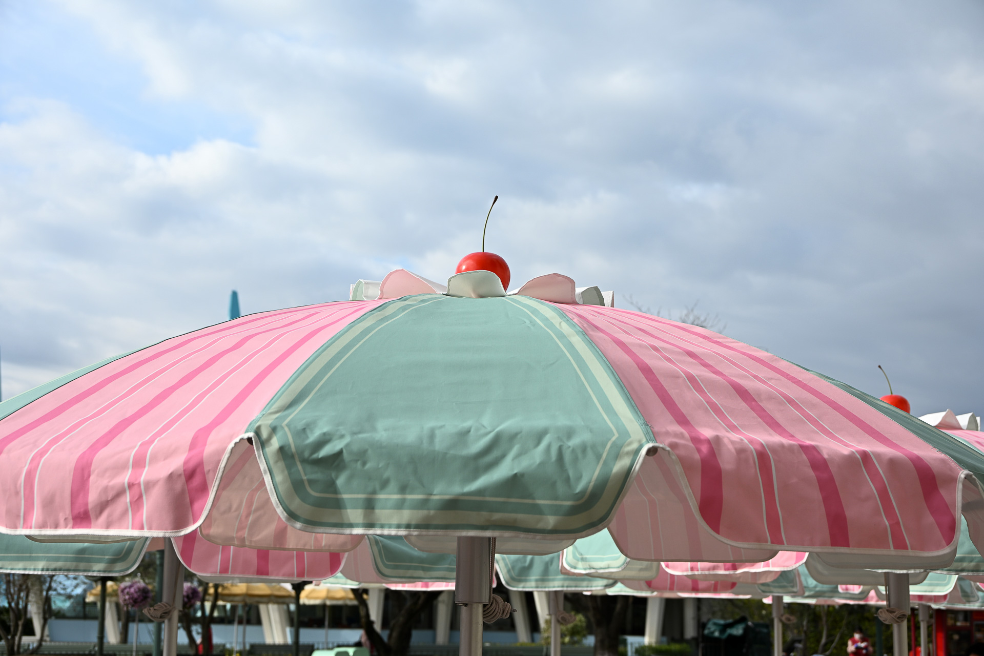 パラソルもファルフェ風にさくらんぼがちょこんと乗っている