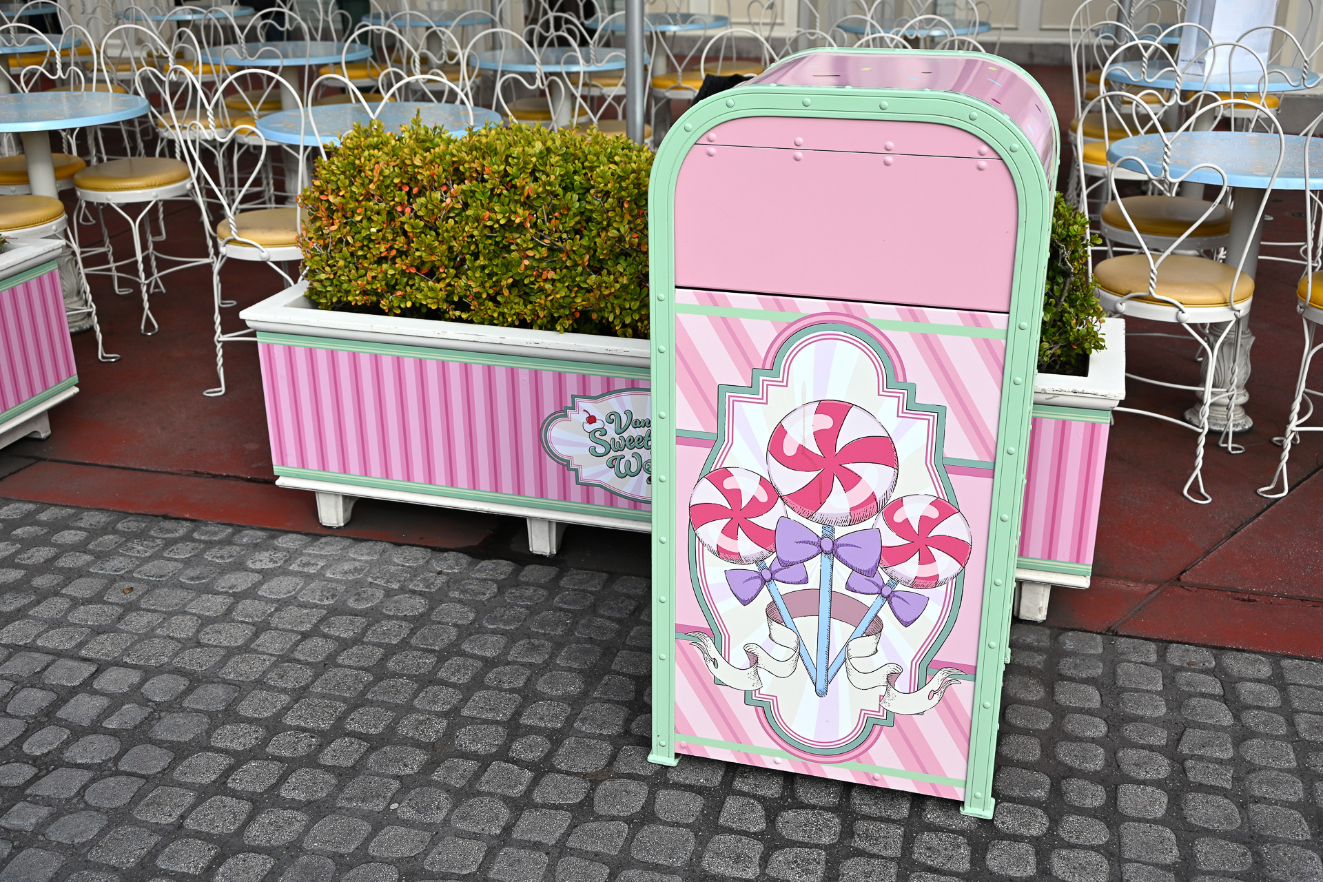 パラソルもファルフェ風にさくらんぼがちょこんと乗っている