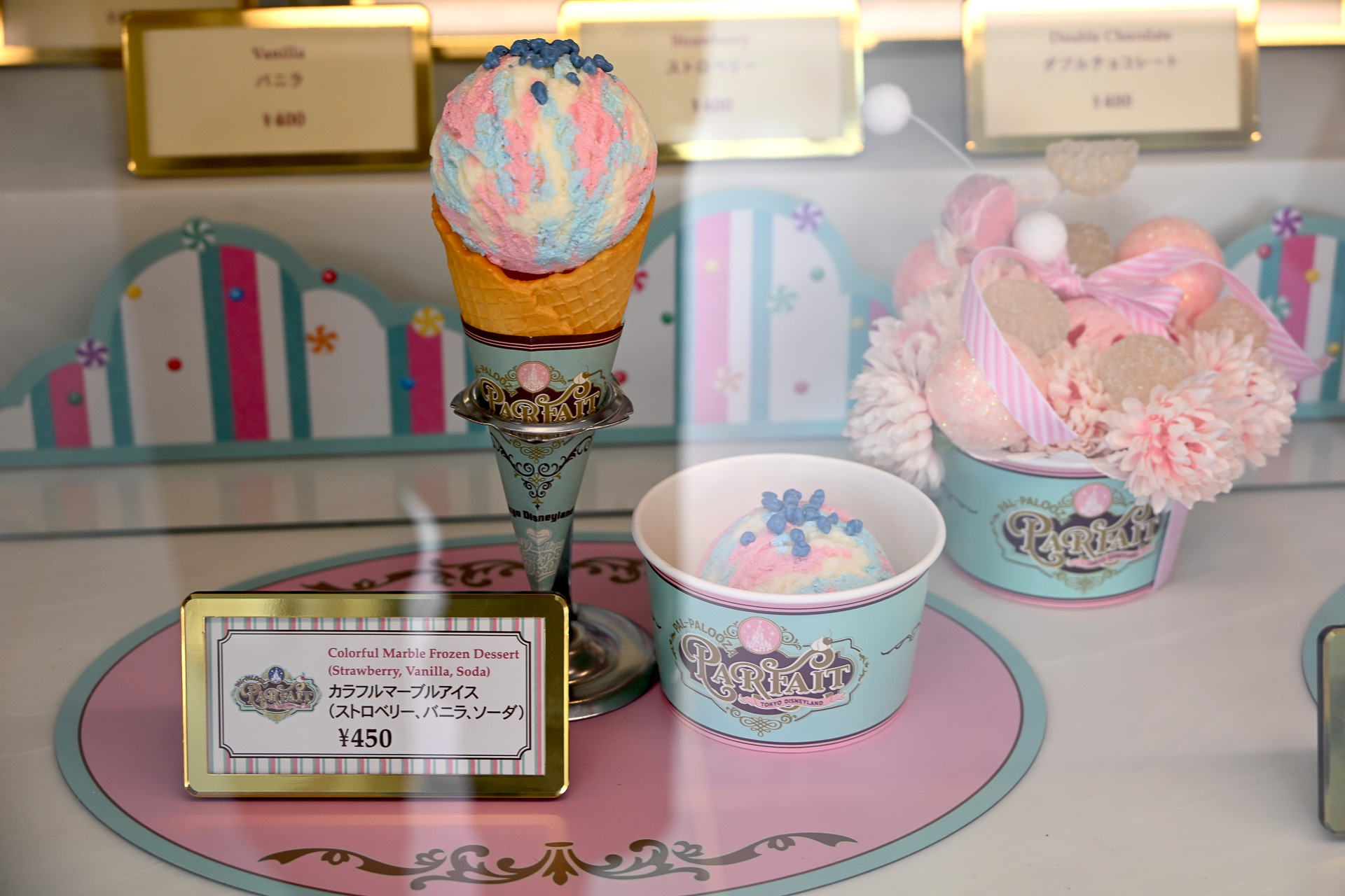 店内のショーケースには、イベントに合わせたパッケージのアイスサンプルなどが並ぶ