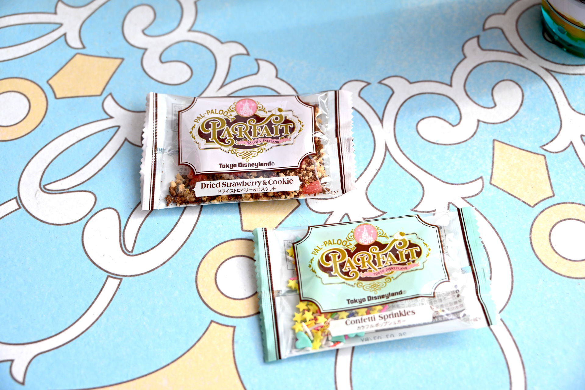 トッピング（カラフルポップシュガー・ドライストロベリー＆ビスケット）は2種類