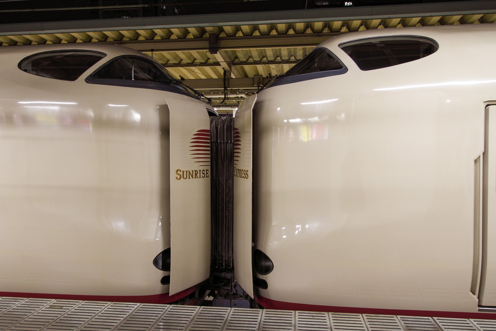 「サンライズ瀬戸」と「サンライズ出雲」の連結部。幌を渡して通路をつなぐので、編成間の移動は可能