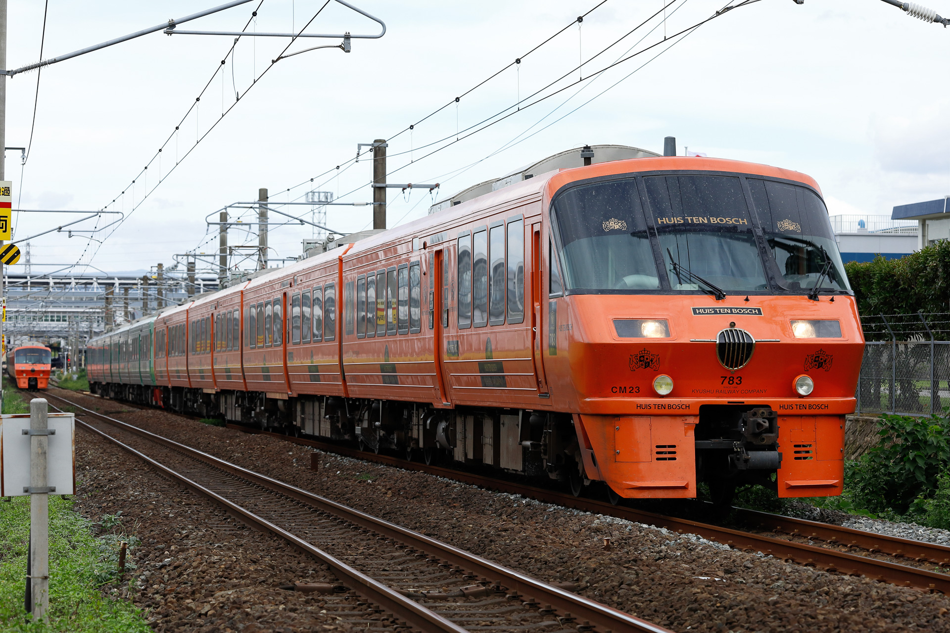 手前の4両が「ハウステンボス」、向こう側の4両が「みどり」。早岐で分割・併合を行なう