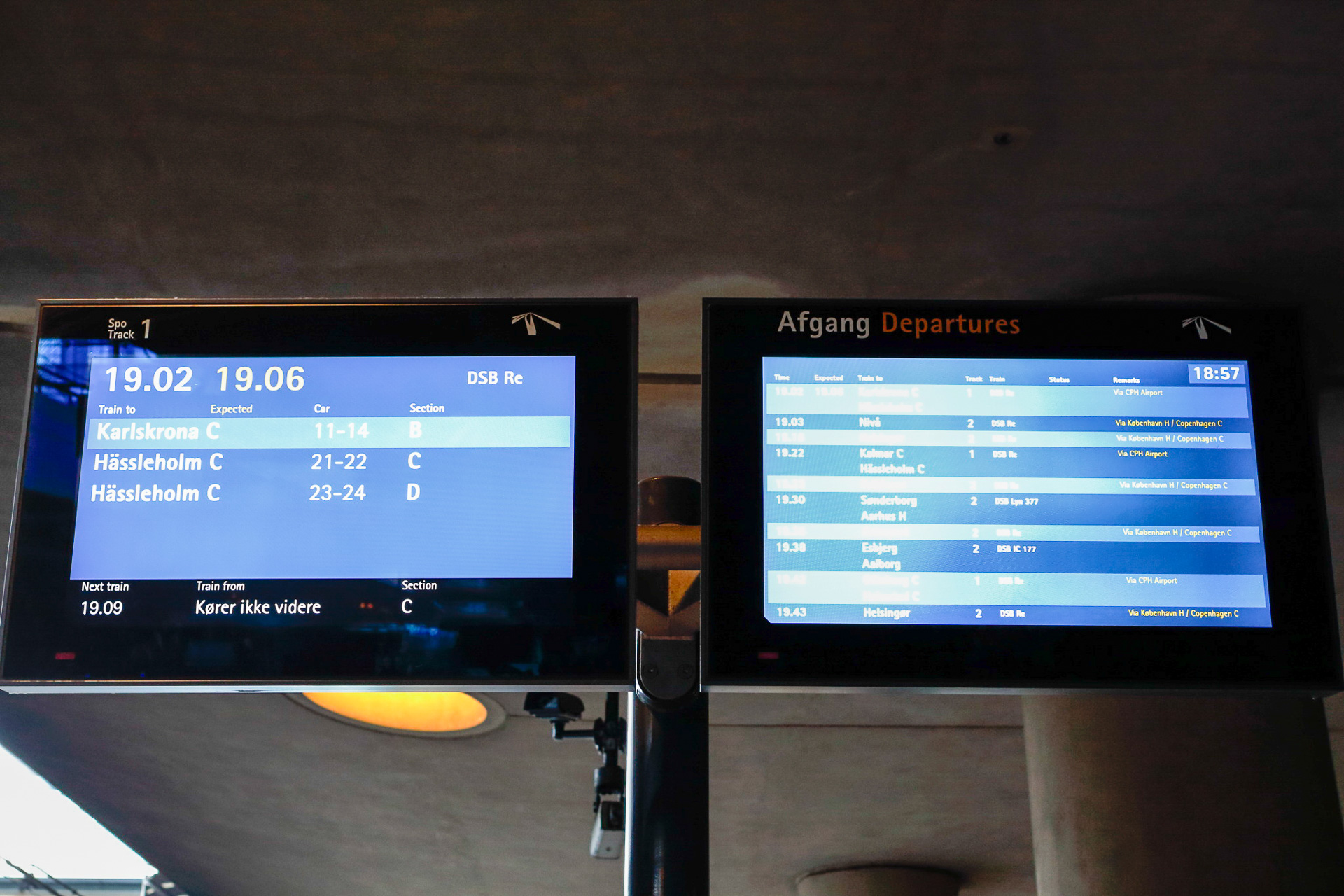 コペンハーゲン空港駅の発車標。セクションB（11～14号車）がカールスクローナ行き、セクションC（21～22号車）とセクションD（23～24号車）がヘスレホルム行きだと表示している