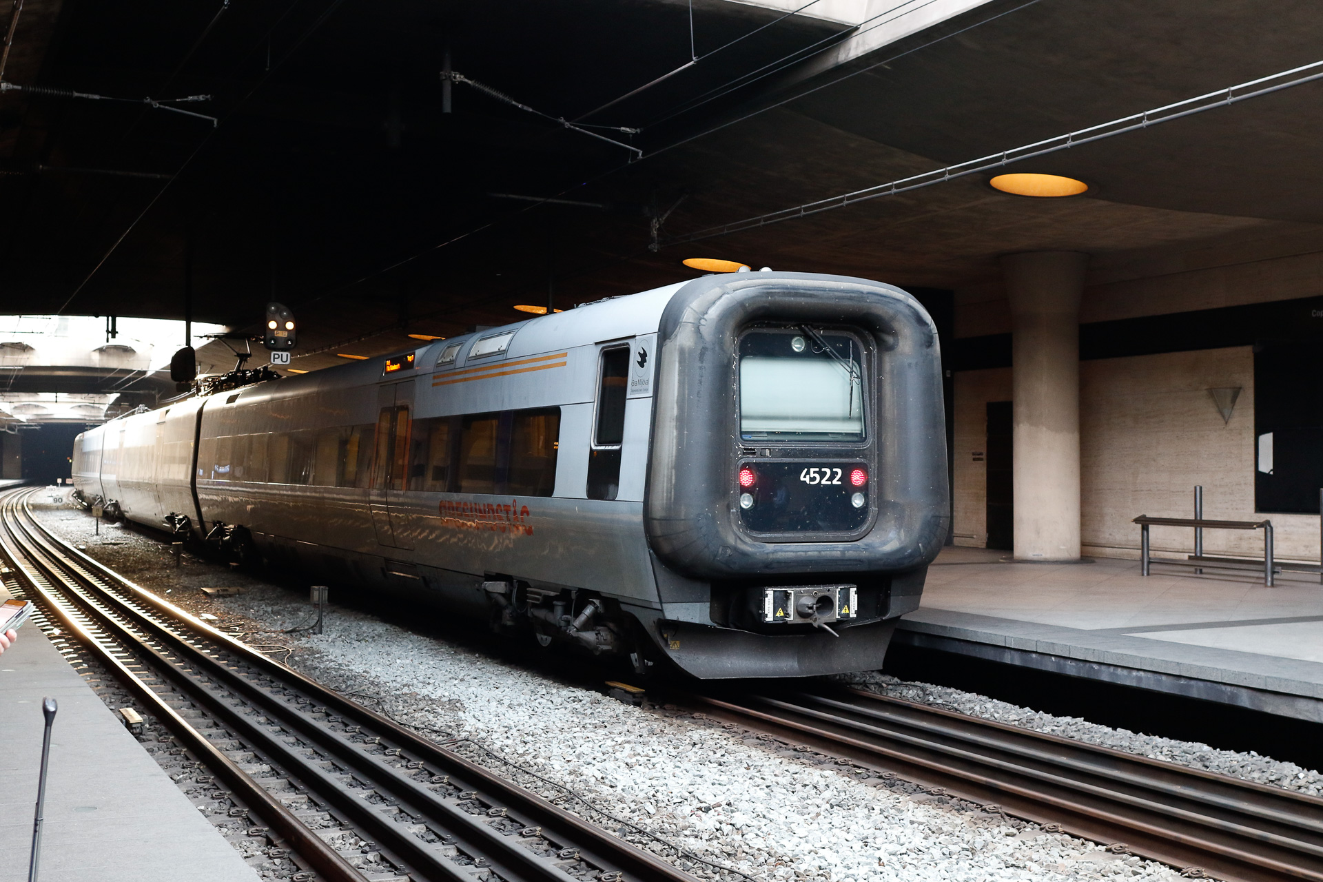 やってきた車両は、この「X31」というモデル。なんだかすごい顔をしているが、前面に付いているドーナツ型のゴムの部材が、連結時にはそのまま幌の代わりをする。その内側にある扉に運転台の機器が付いていて、それが丸ごと開く