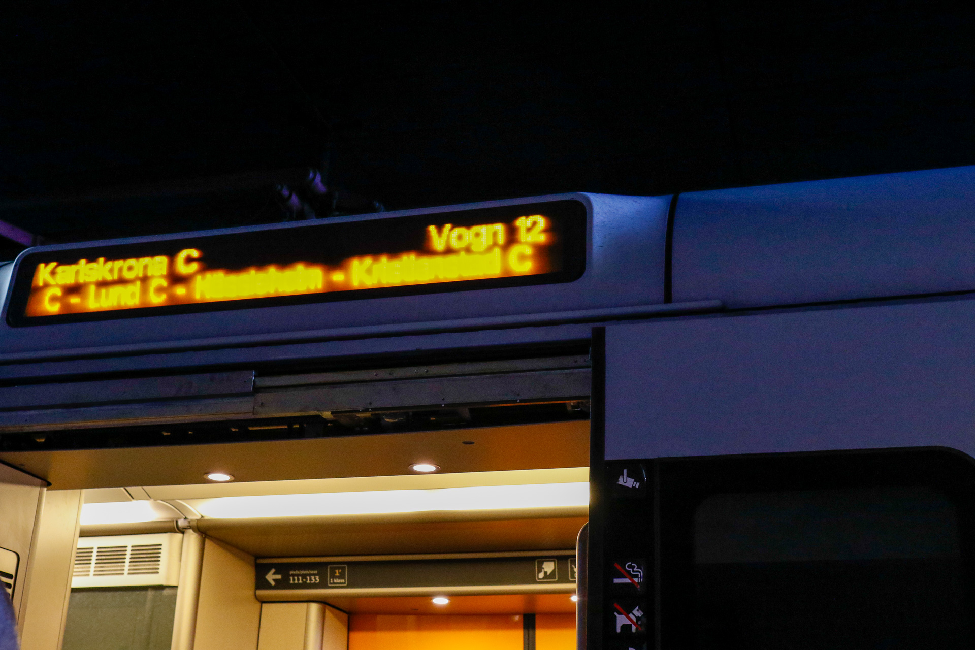 誤乗防止のため、側扉の上に行先を表示している。「Karlskrona C」は「カールスクローナ中央駅」の意（といっても中央駅以外の駅はないのだが）、「Vagn 12」は「12号車」の意