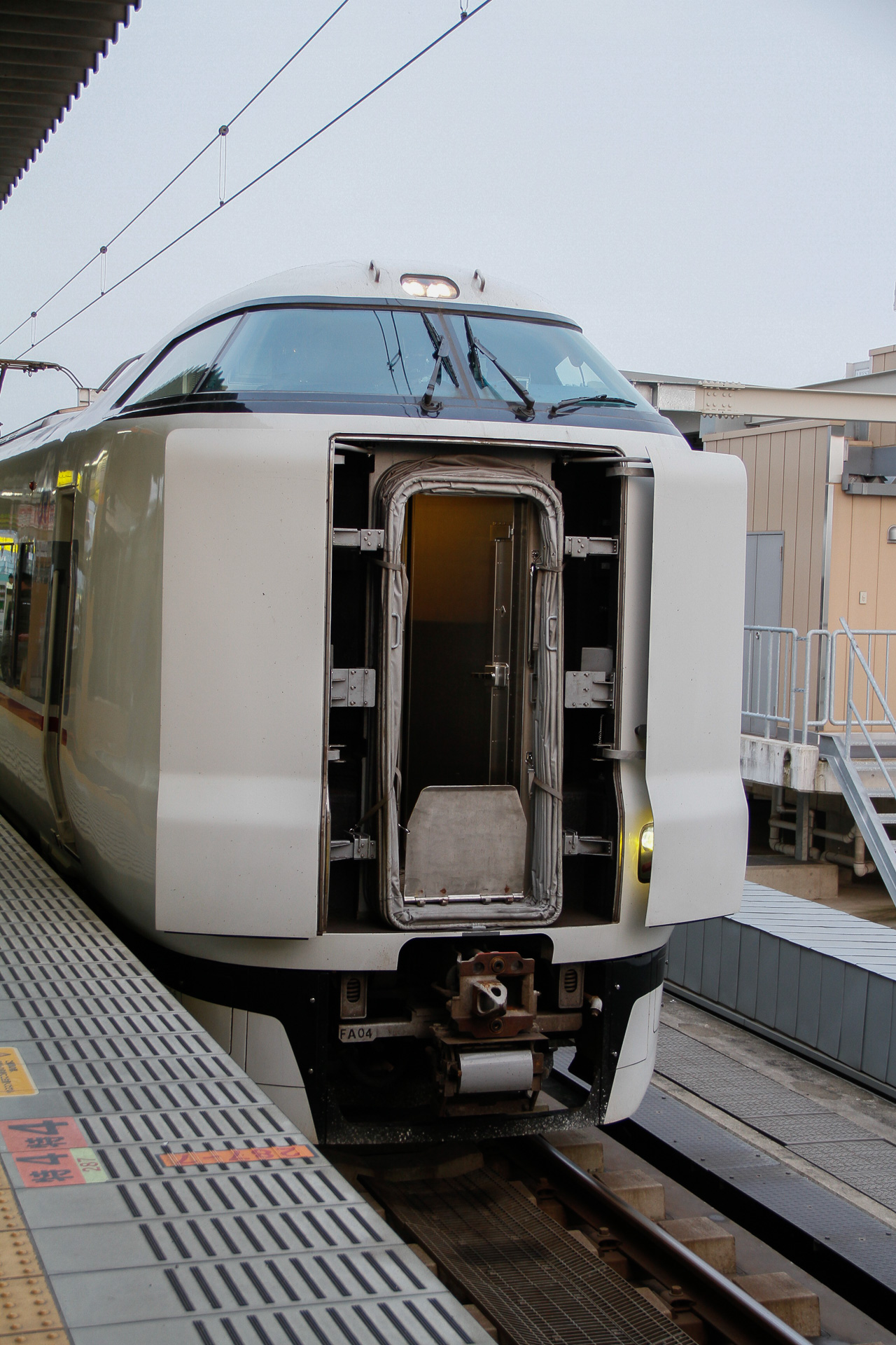 JR西日本の287系電車。このようにカバーを開いて通路をつなぐ設計になっている