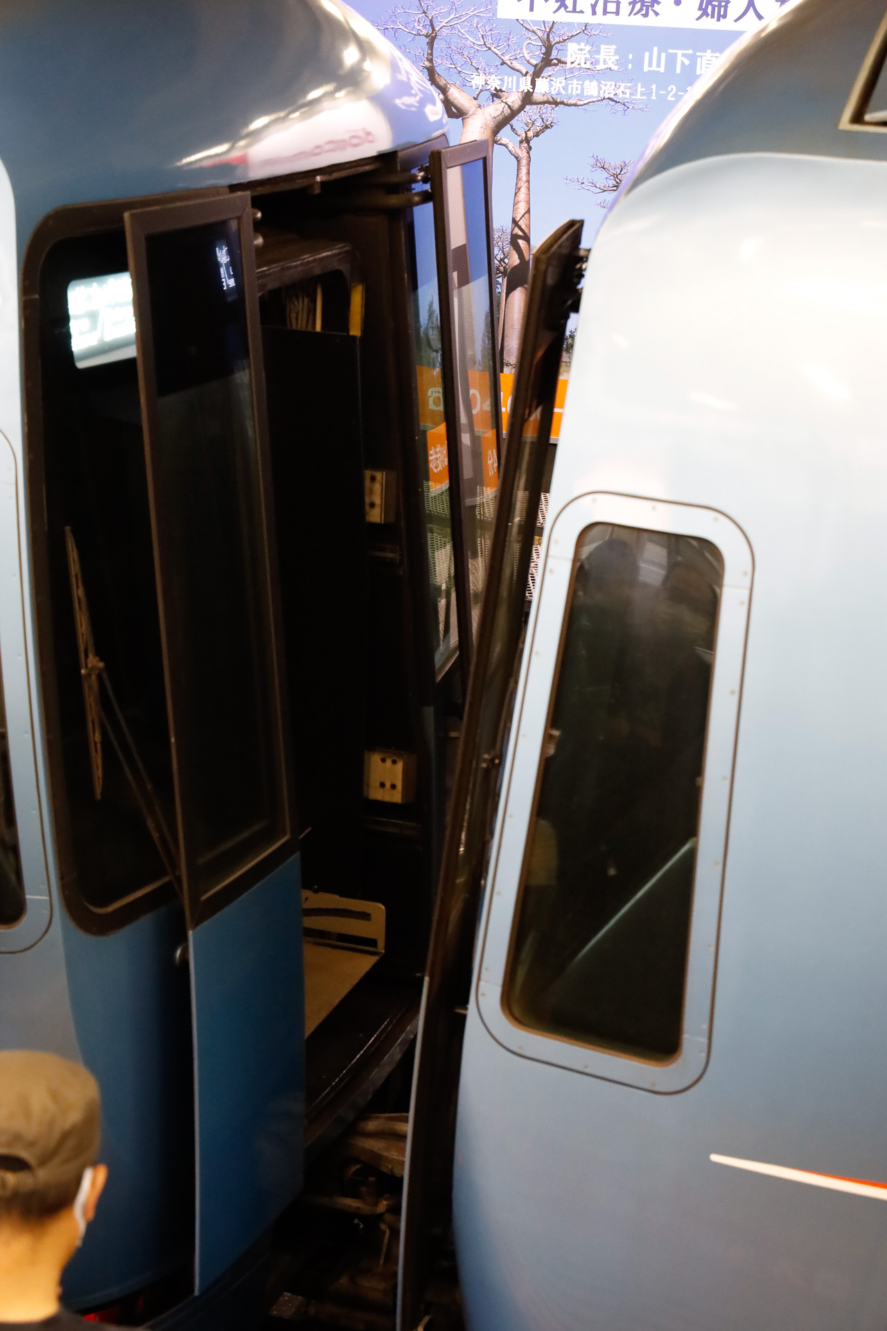 小田急は現在でも、ごく一部のロマンスカーが相模大野で、小田原方面の列車と片瀬江ノ島方面の列車とで分割・併合をしている