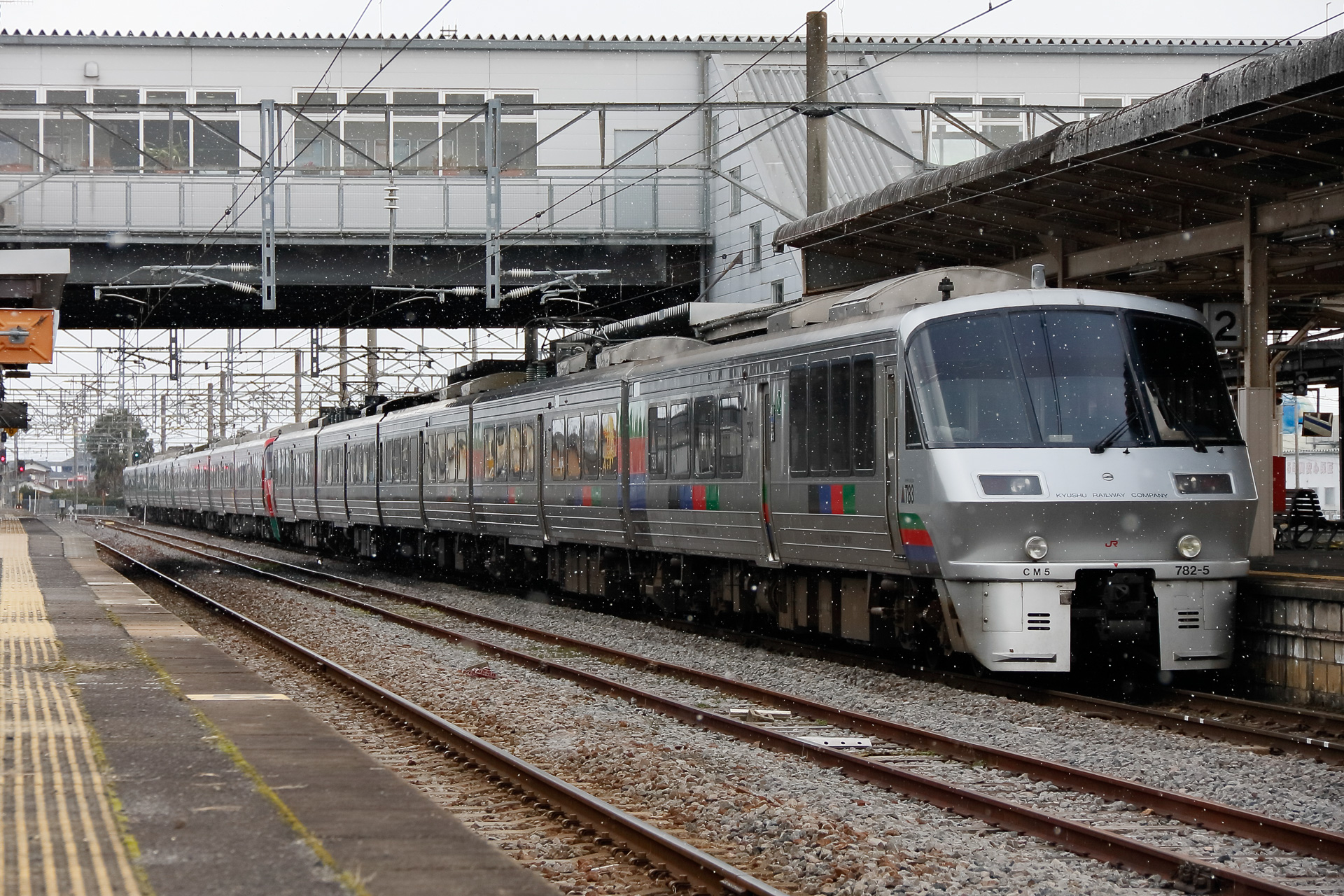 かつて九州に存在した「三階建て」。手前の5両が長崎から来た「かもめ」、その次の4両が「ハウステンボス」、その次の4両が「みどり」で、合計13両