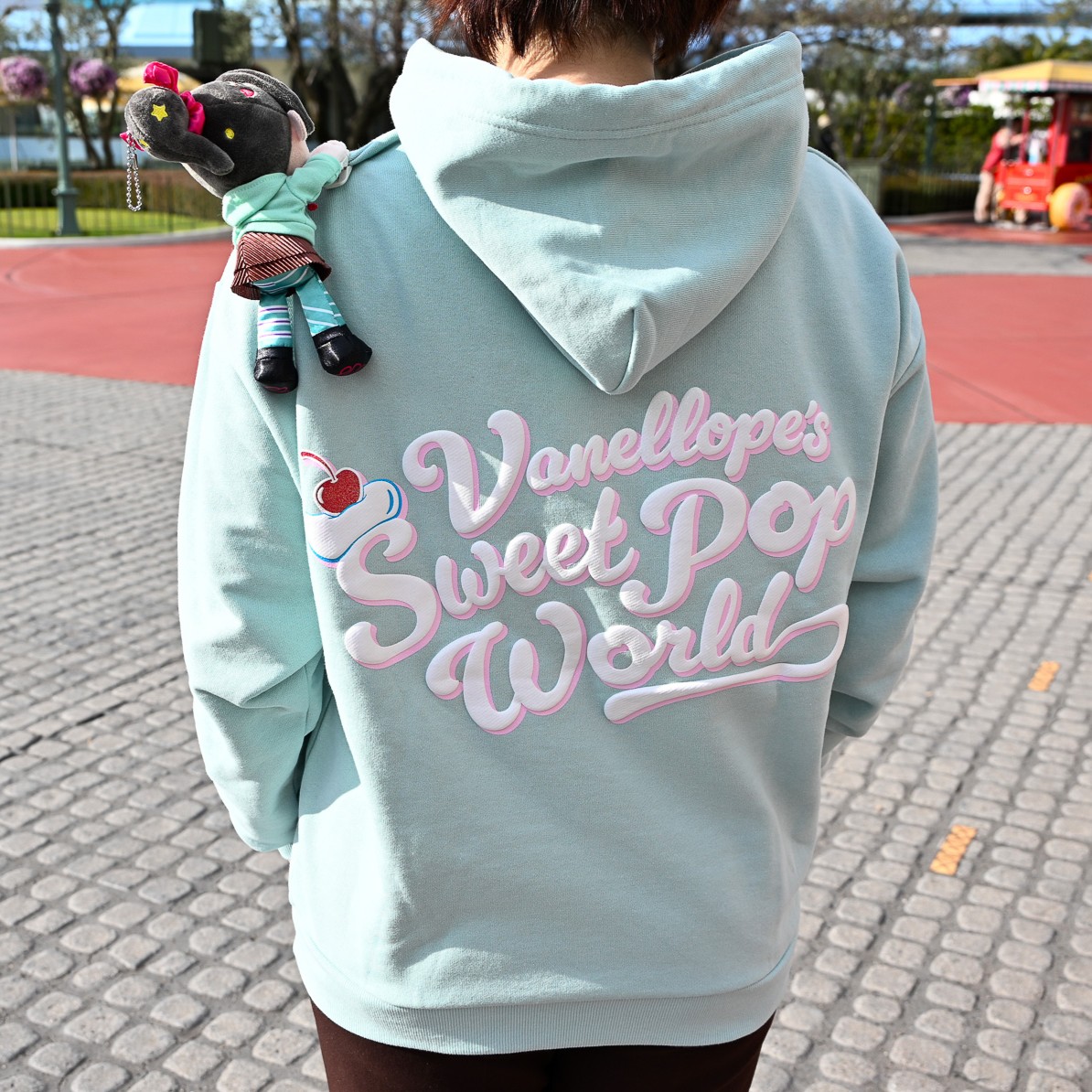 パーカー（6000円）はバックプリントがインパクト大