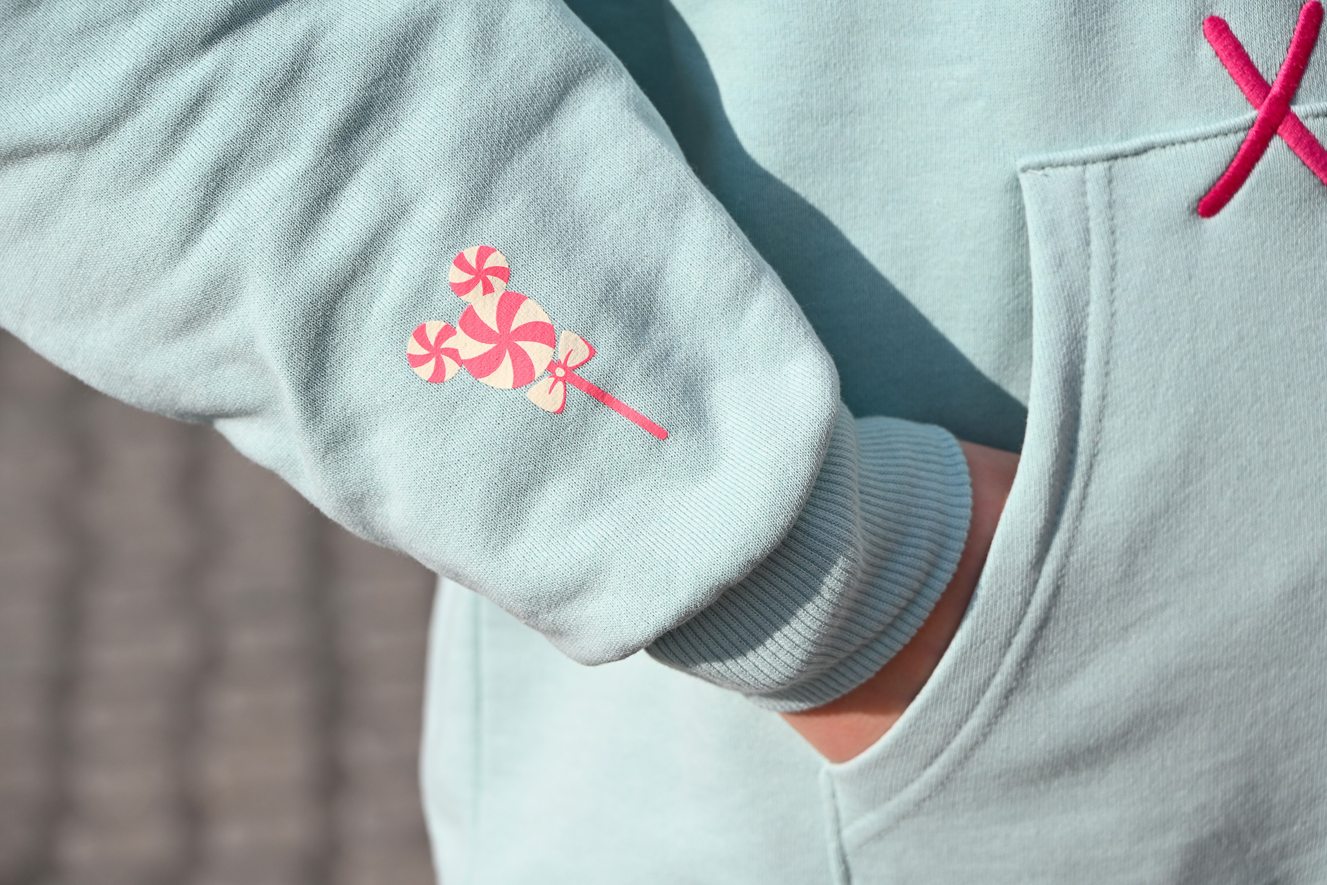 袖にはミッキー型のキャンディー