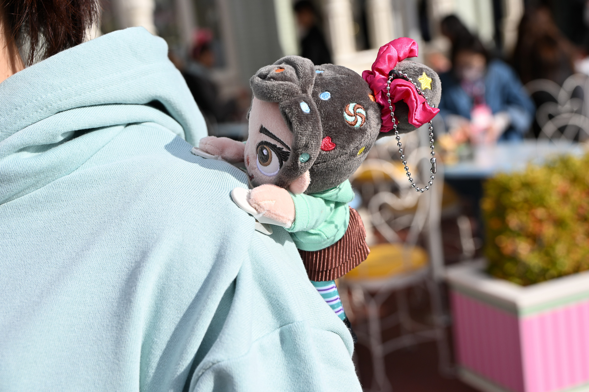 パチンと挟むタイプで肩やバッグなどに付けられる